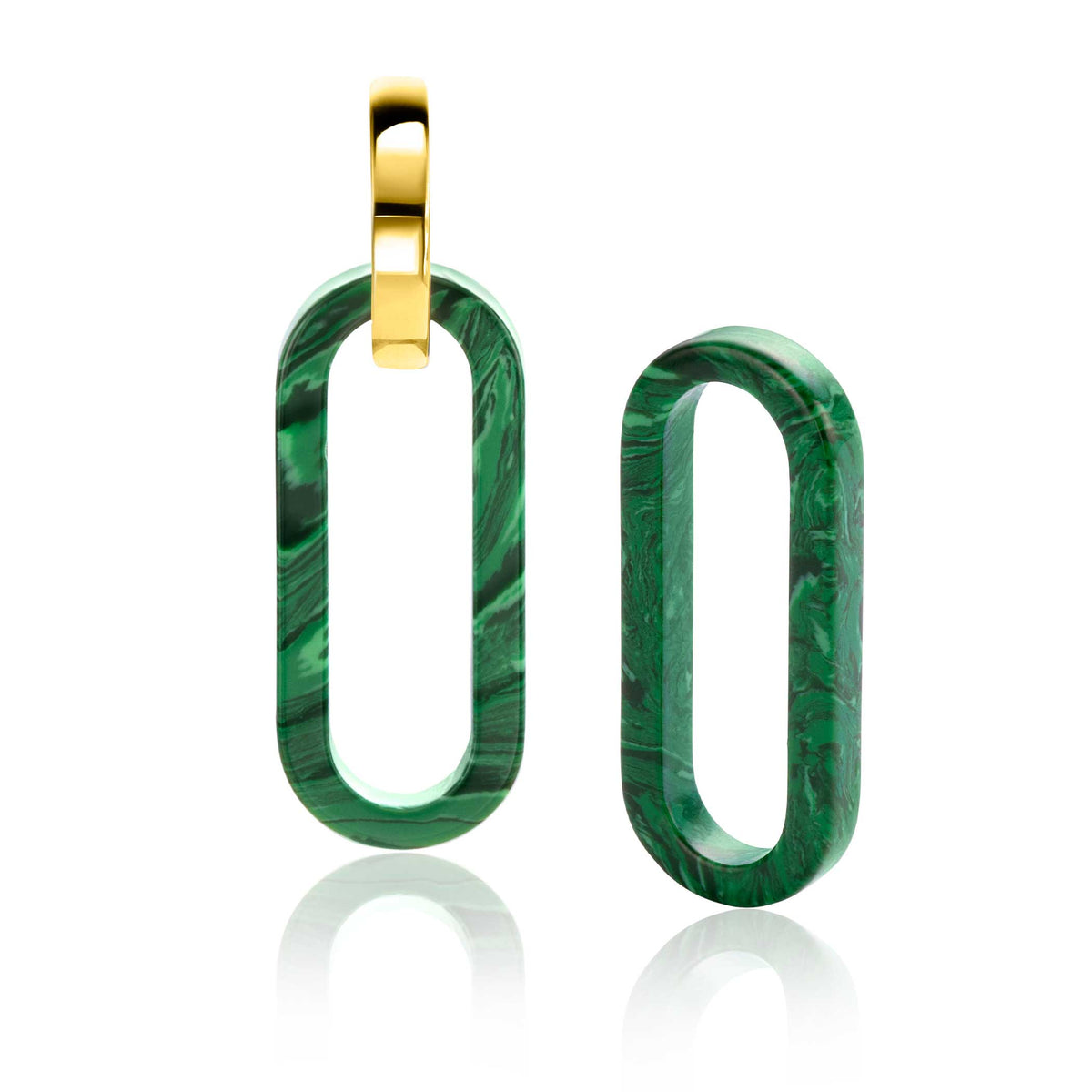 Orecchini in resina verde con finitura dorata, forma ovale e design moderno.
