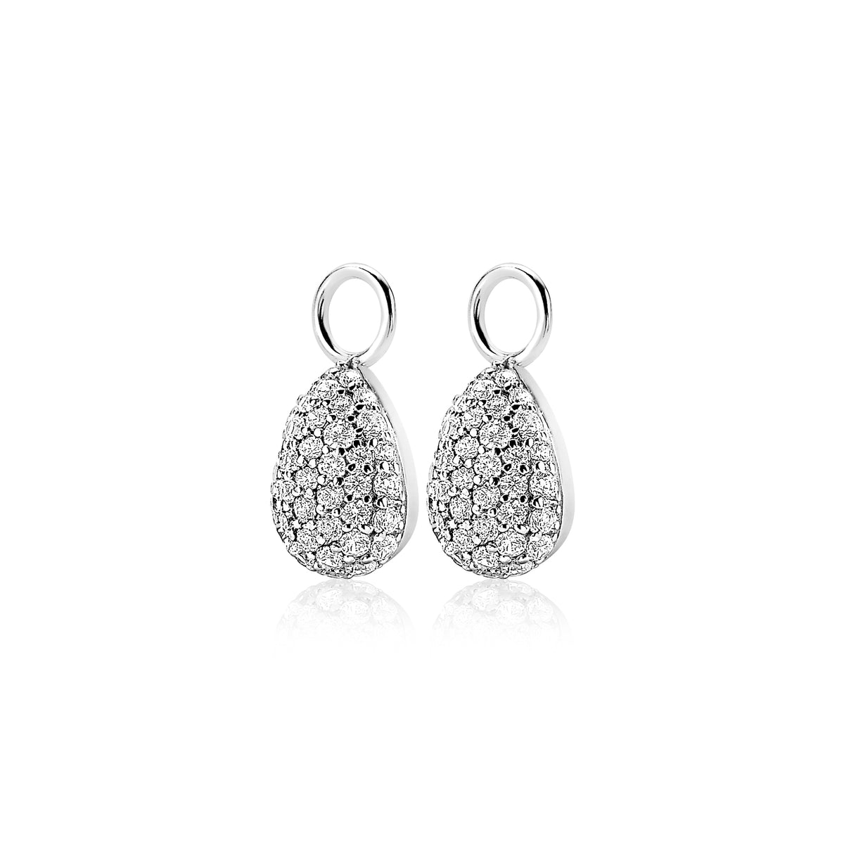 Orecchini in argento a forma di goccia, decorati con pietre scintillanti.