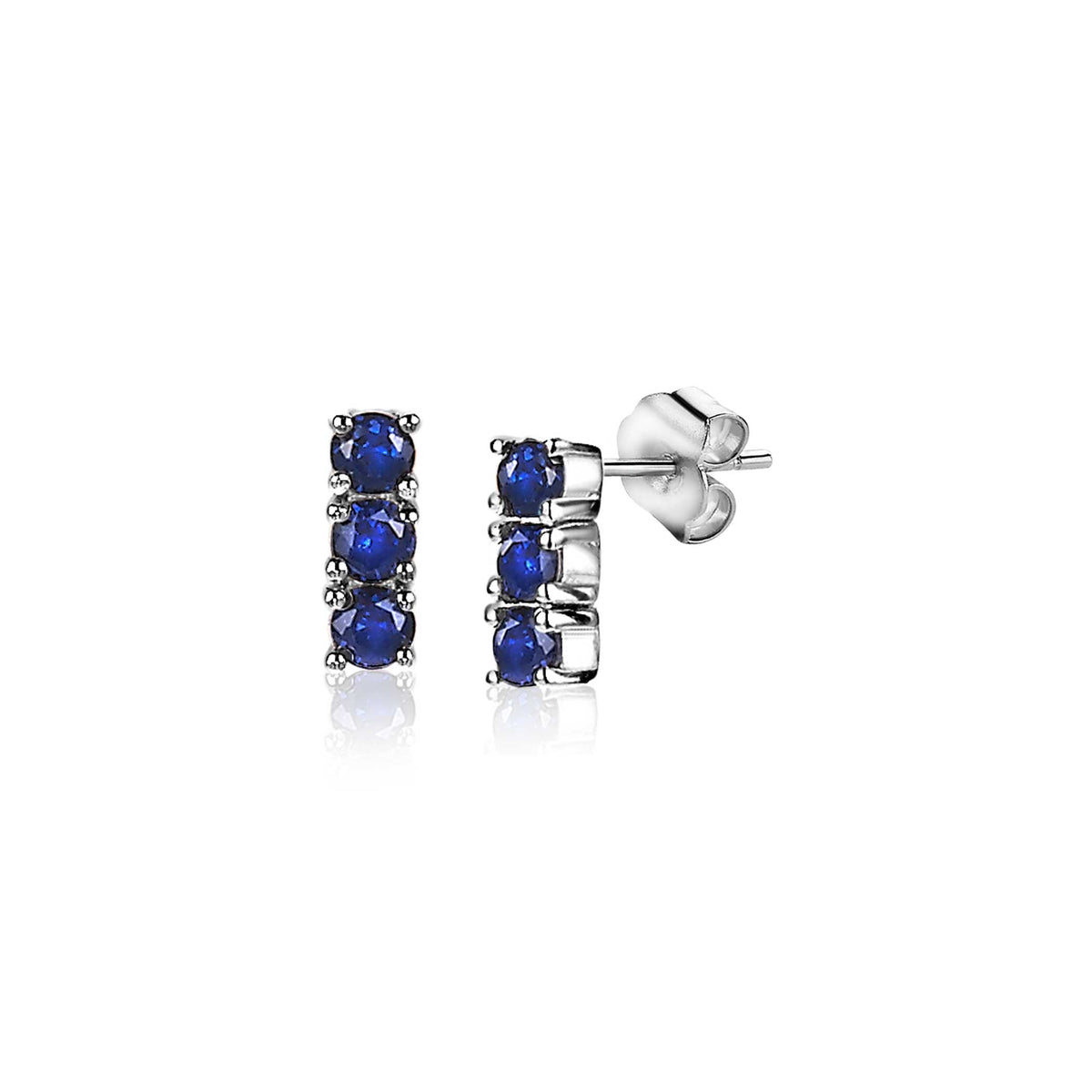 Orecchini argentati con tre pietre blu incastonate.