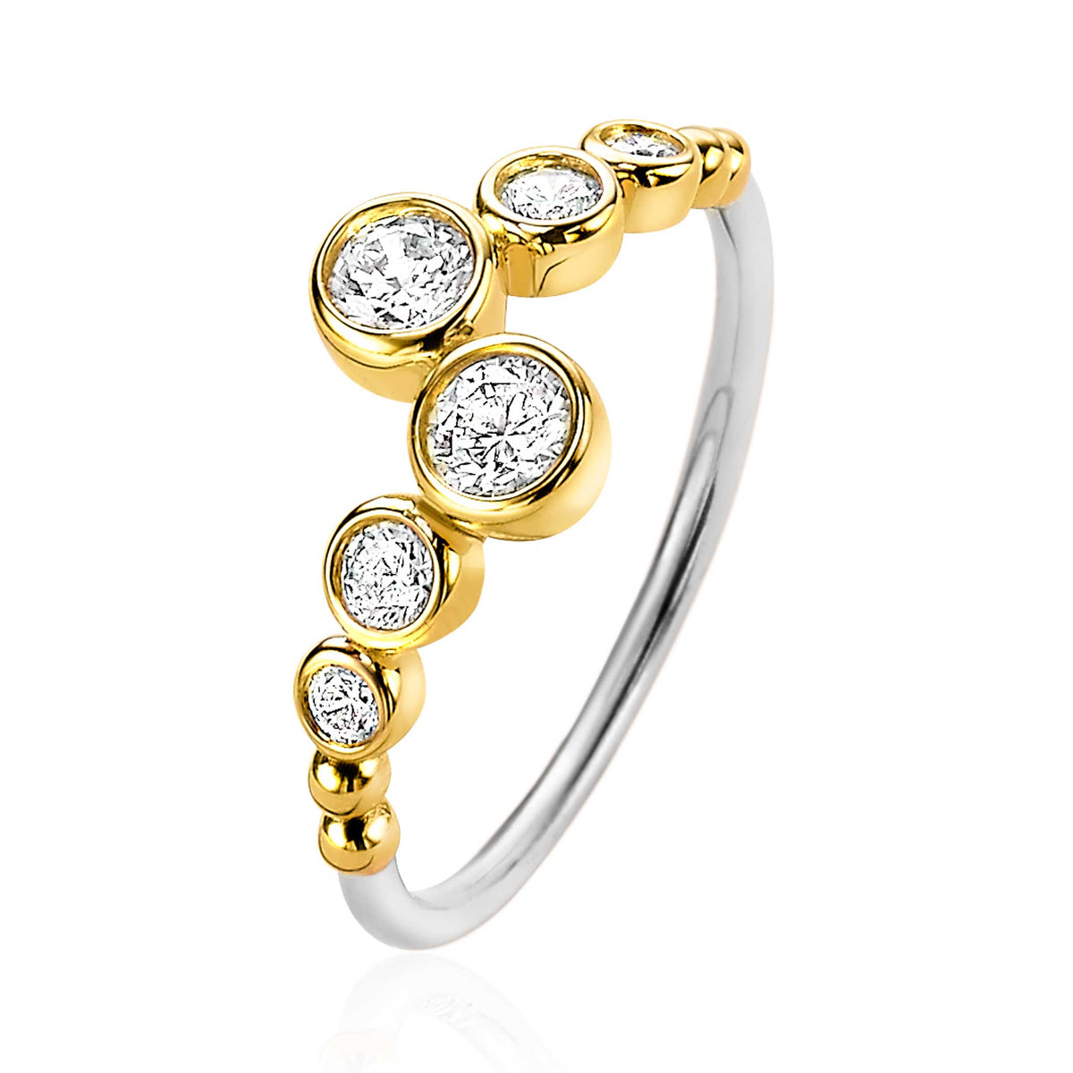 Anello placcato oro con zirconi trasparenti, forma ondulata e dettagli lucidi.