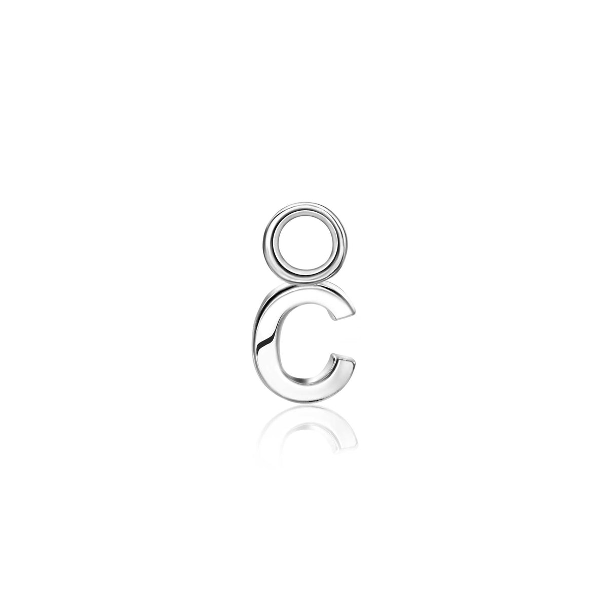Orecchini in argento con design a forma di lettera "C" e cerchio superiore.