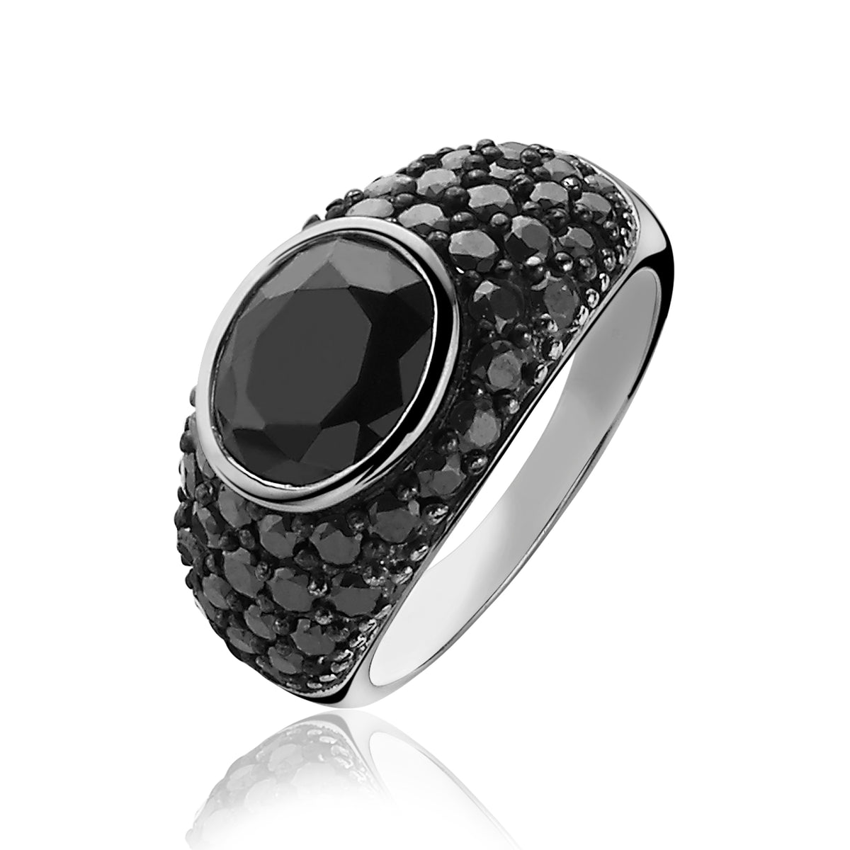 Anello in argento con pietra nera centrale e dettagli in zirconia nera.
