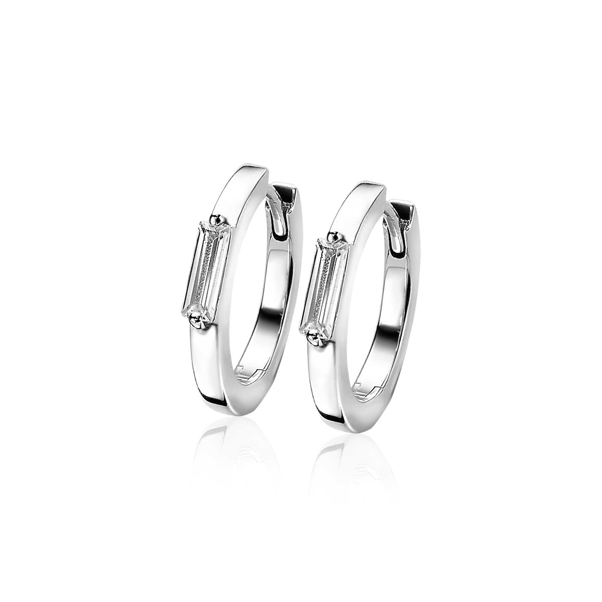 Orecchini in argento con forma ovale e dettagli a barretta.