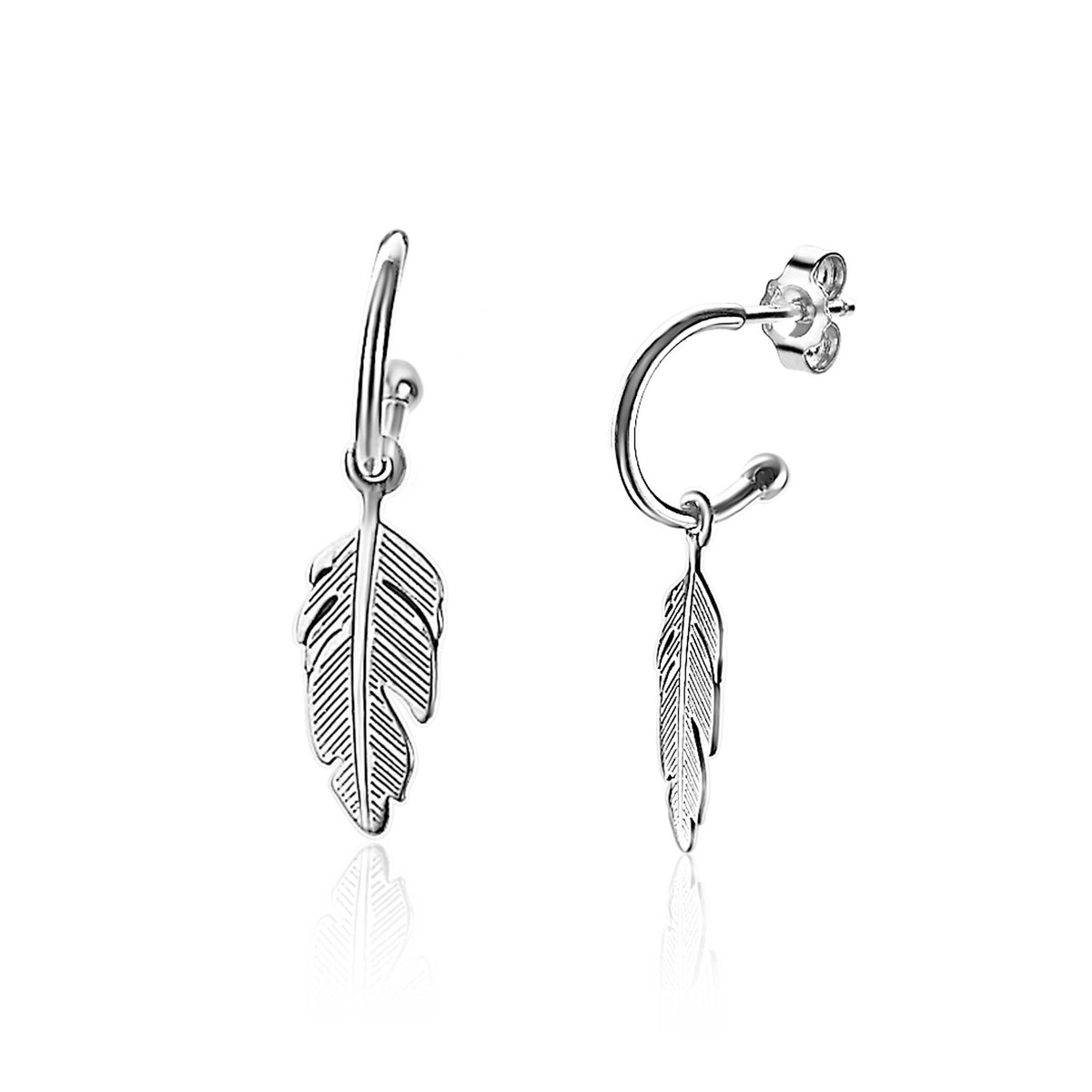 Orecchini in argento a forma di piuma con dettagli incisi.