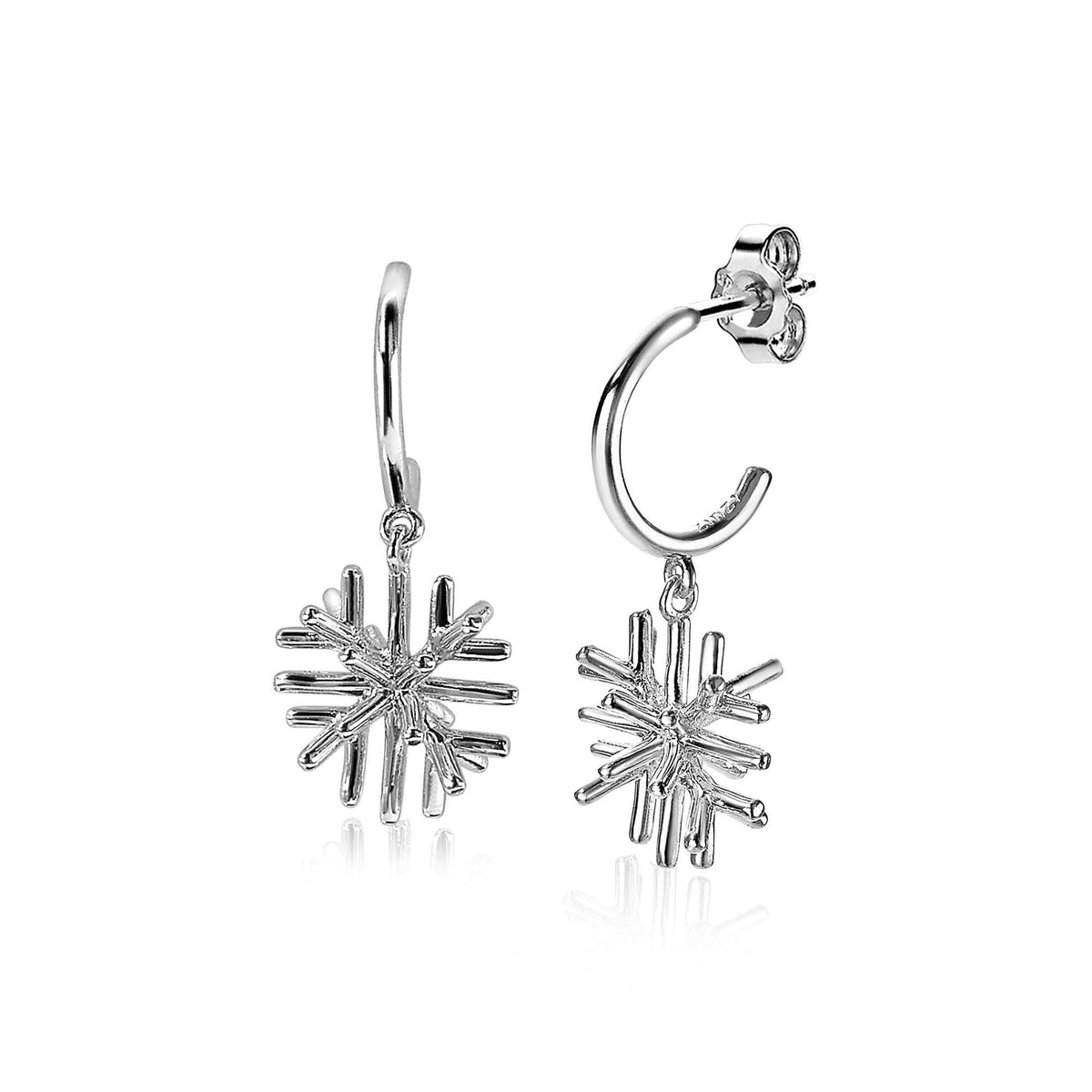 Orecchini in argento con pendente a forma di fiocco di neve.