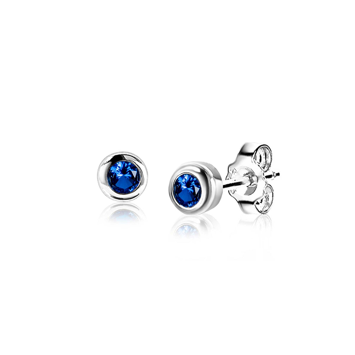 Orecchini in argento con pietra blu incastonata.