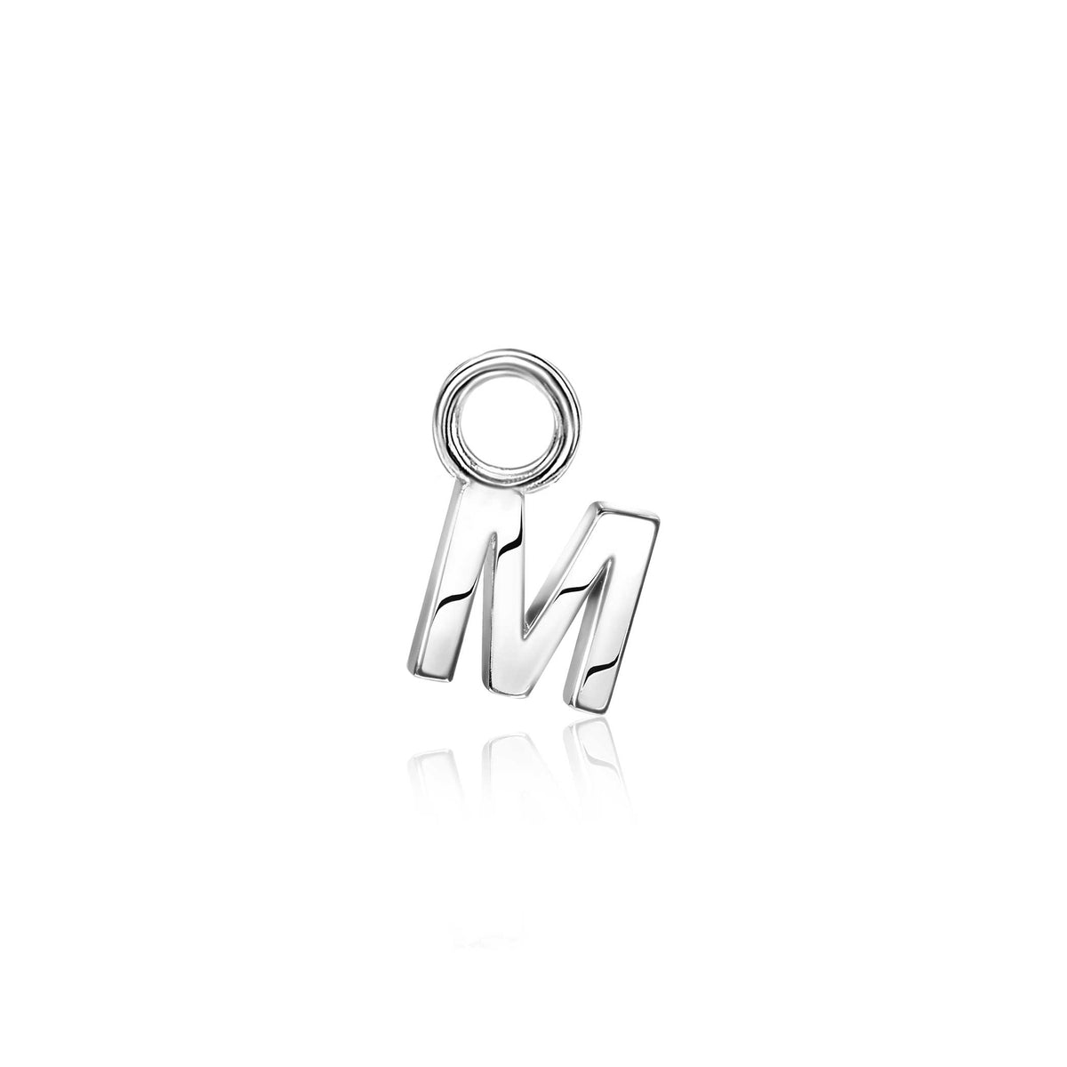 Orecchino in argento a forma di lettera "M" con finitura lucida.