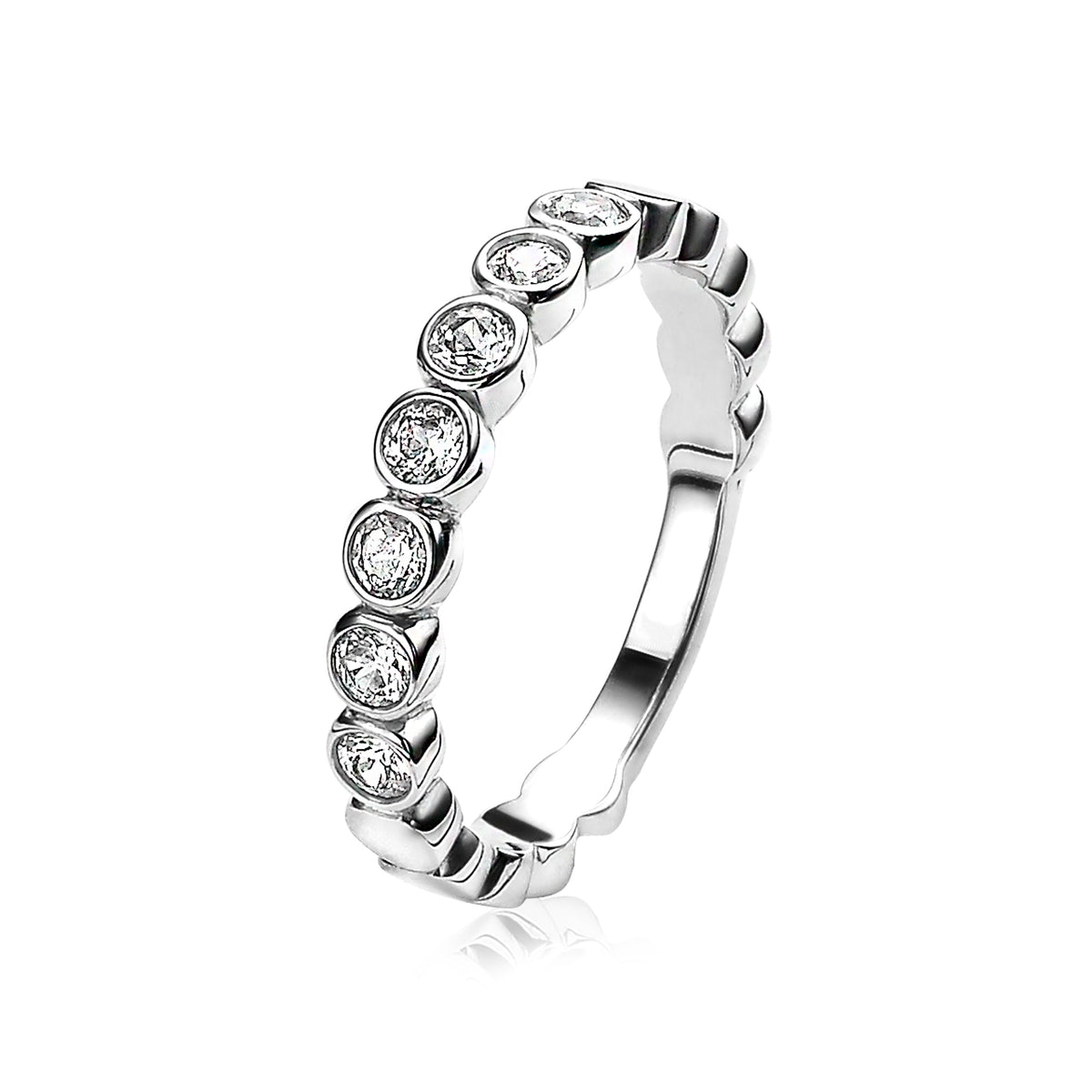 Anello in argento con sette zirconi incastonati in fila.
