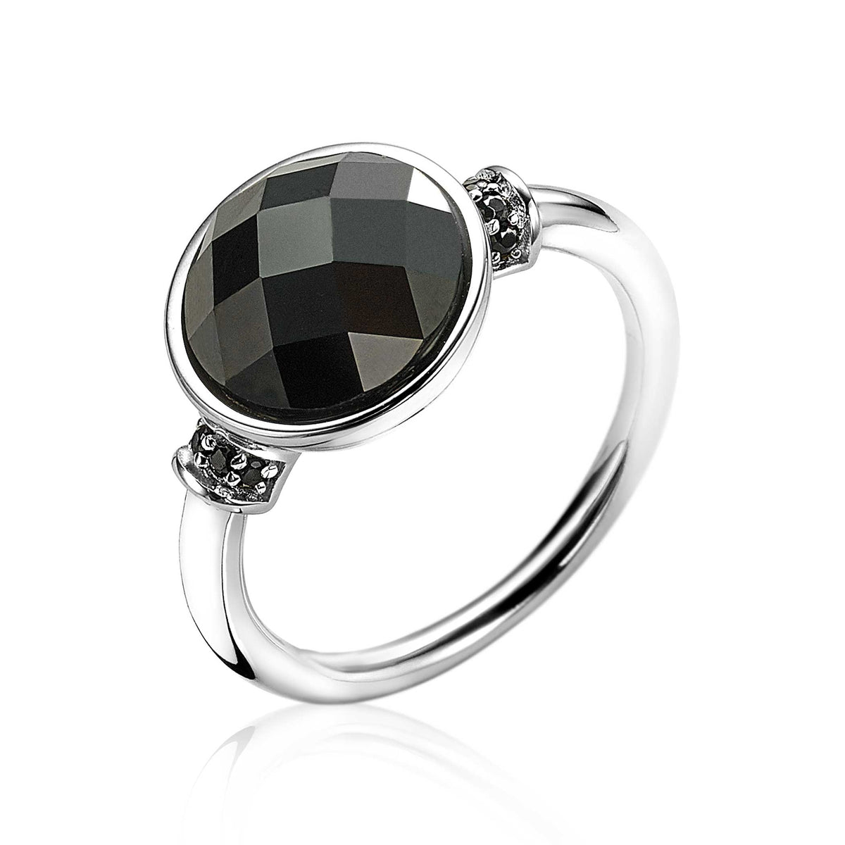 Anello in argento con pietra nera ovale e dettagli in zirconia.