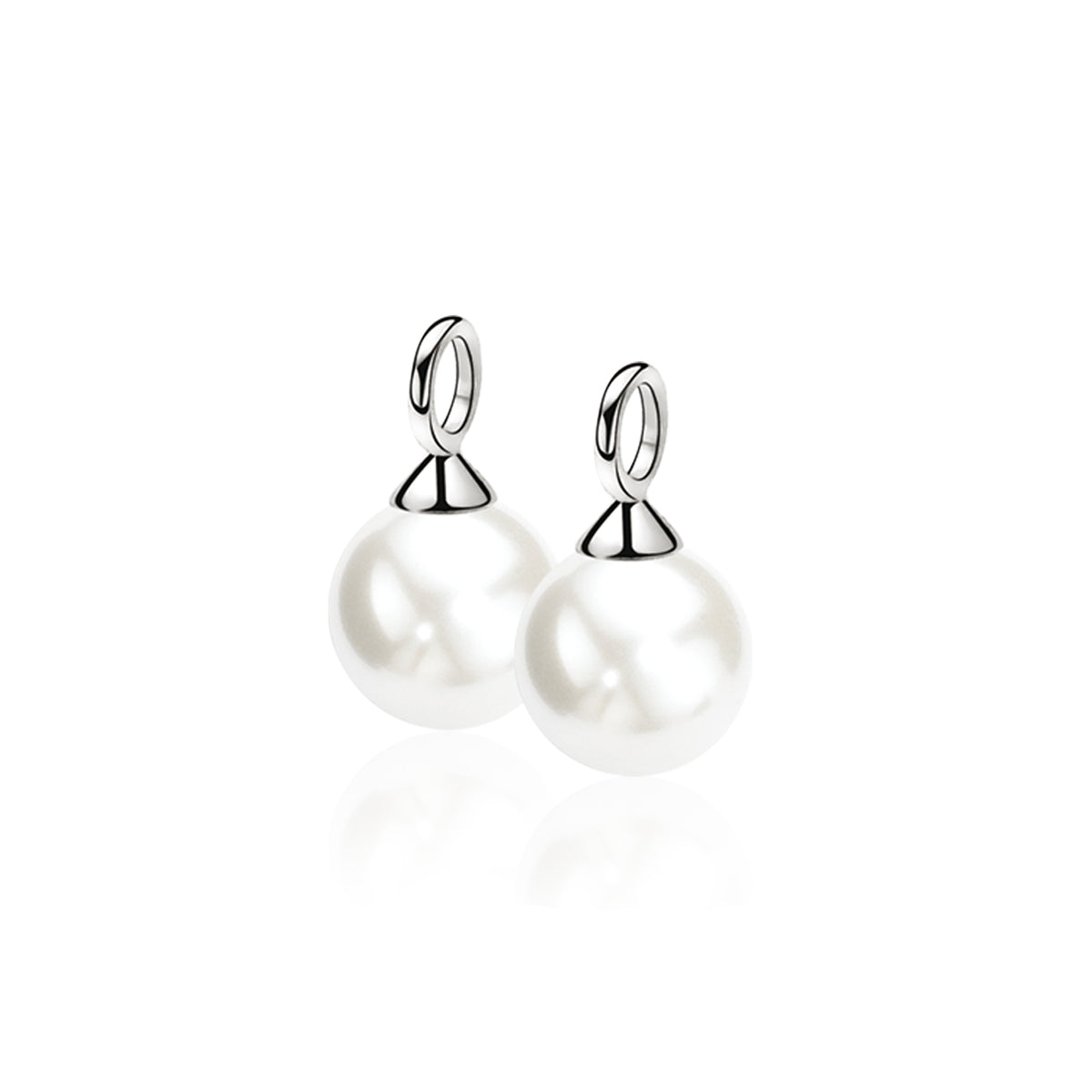 Orecchini in argento con perle bianche rotonde e chiusura ad anello.