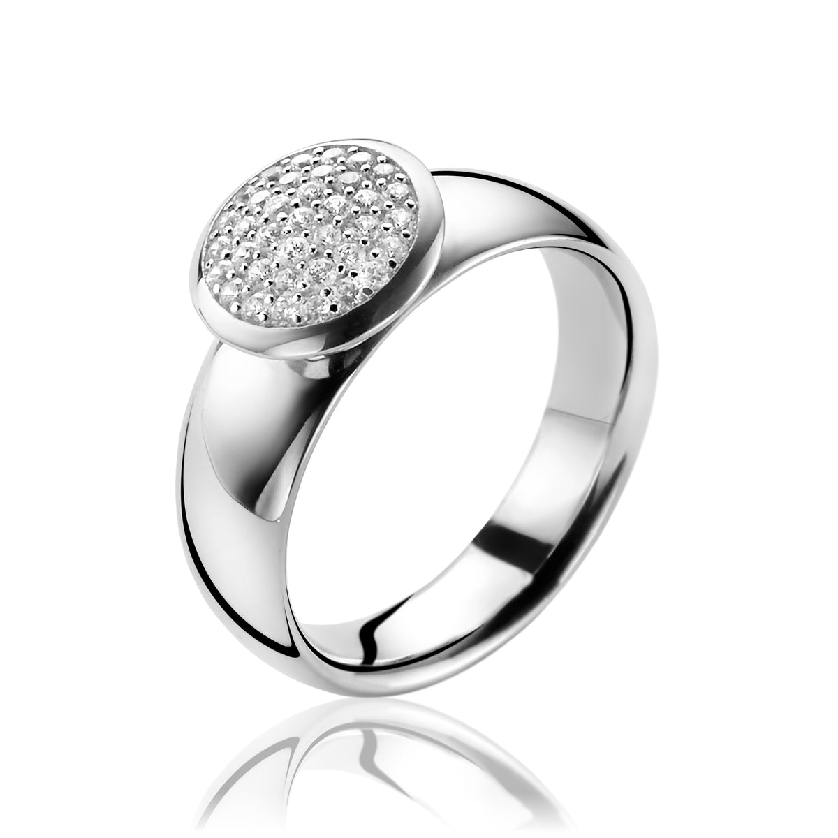 anello in argento con superficie rotonda decorata da pietre scintillanti