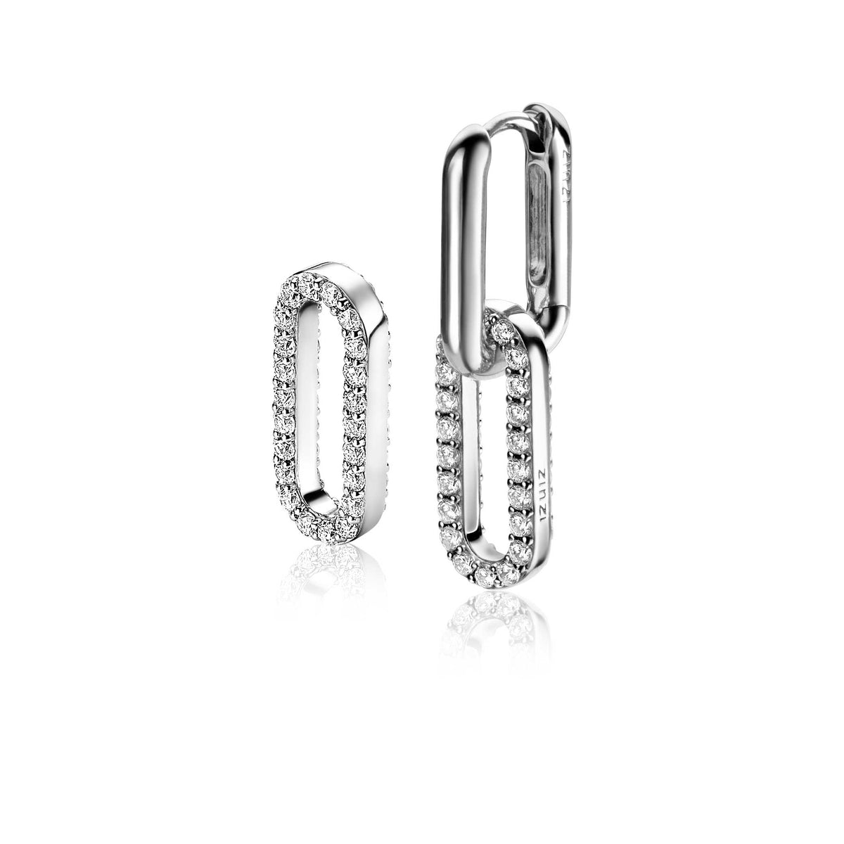Orecchini in argento con forma ovale, decorati con zirconi.