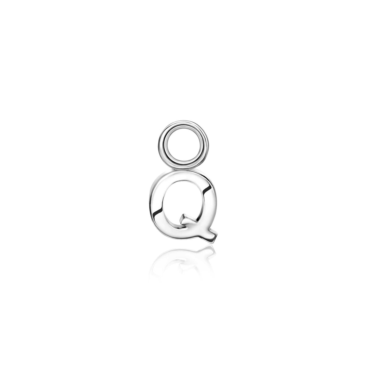 Orecchino in argento con lettera Q pendente e anello superiore.