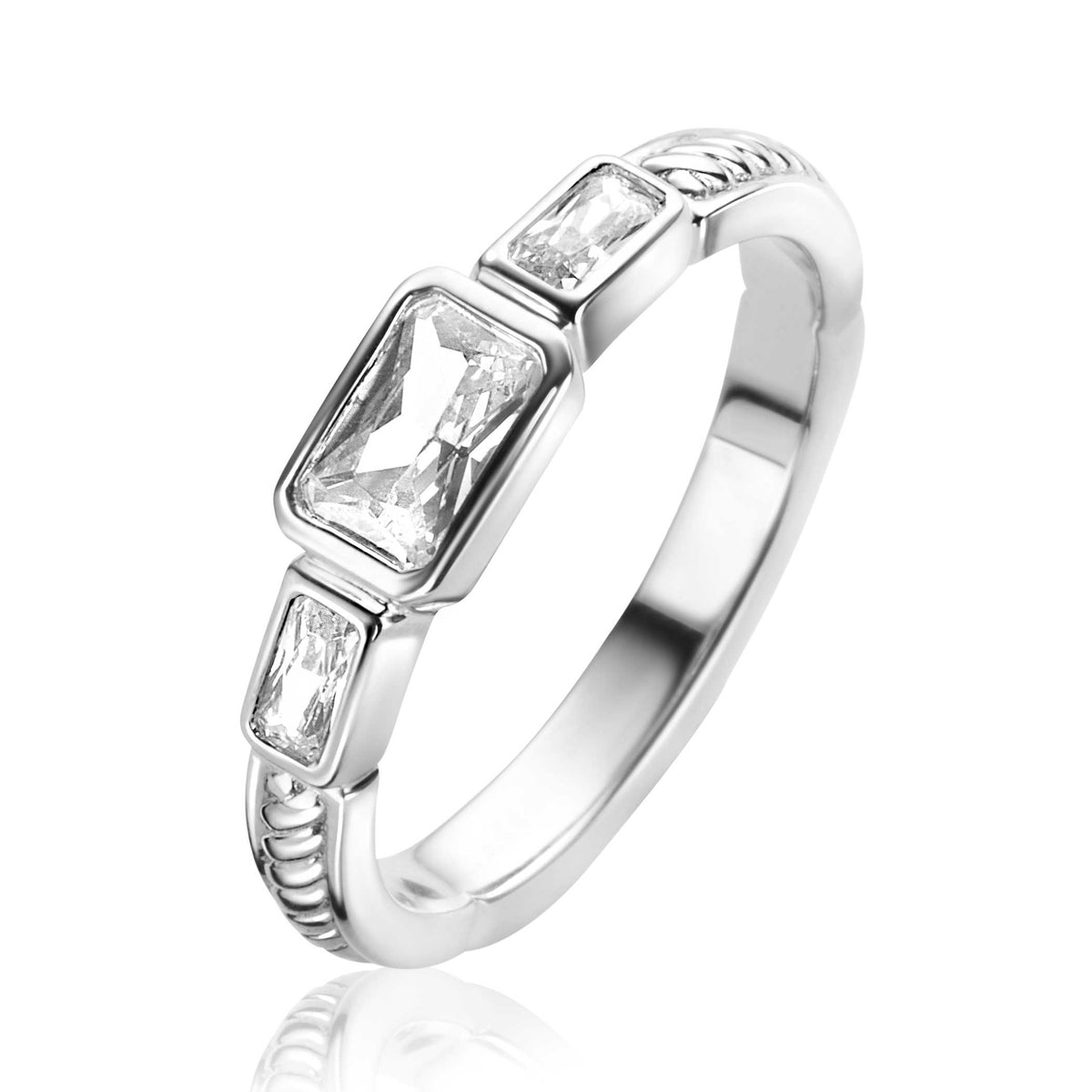 Anello in argento con tre pietre rettangolari trasparenti.