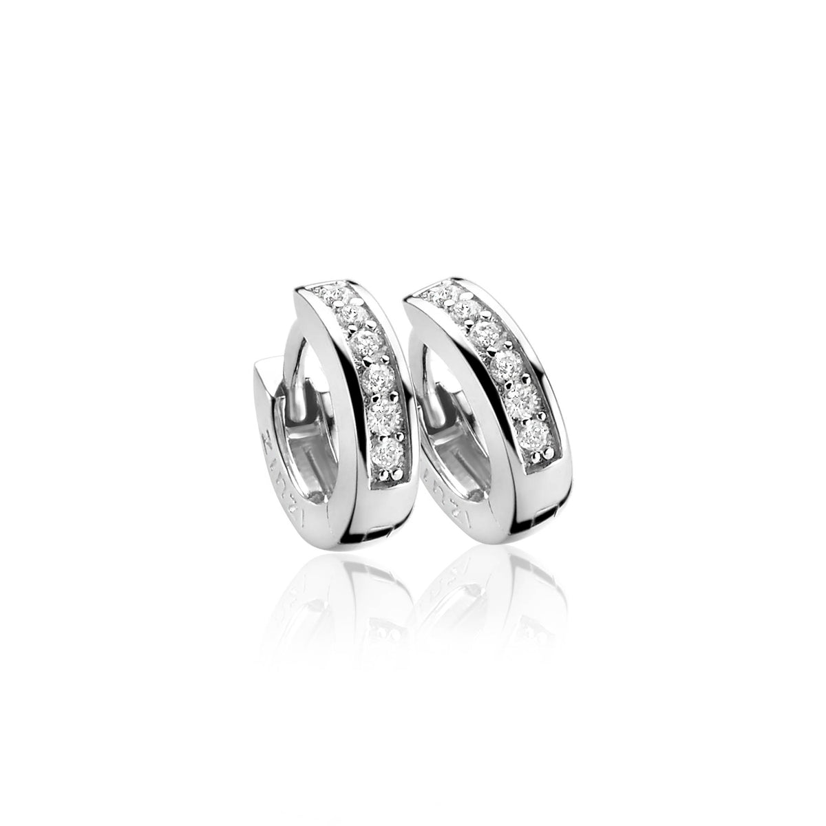 Orecchini in argento con zirconi, forma a cerchio e finitura lucida.
