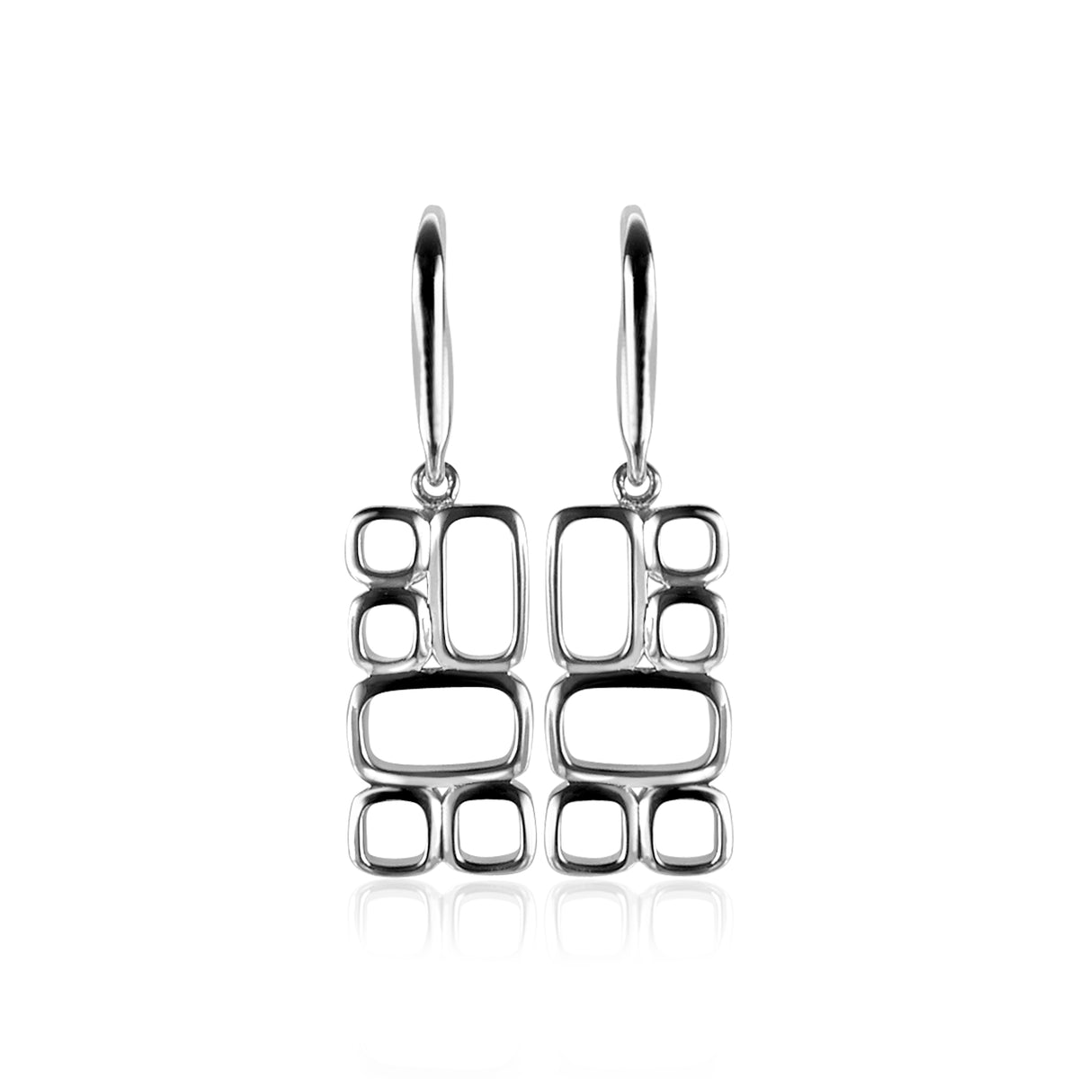 Orecchini in argento con forme geometriche sovrapposte e finitura lucida.