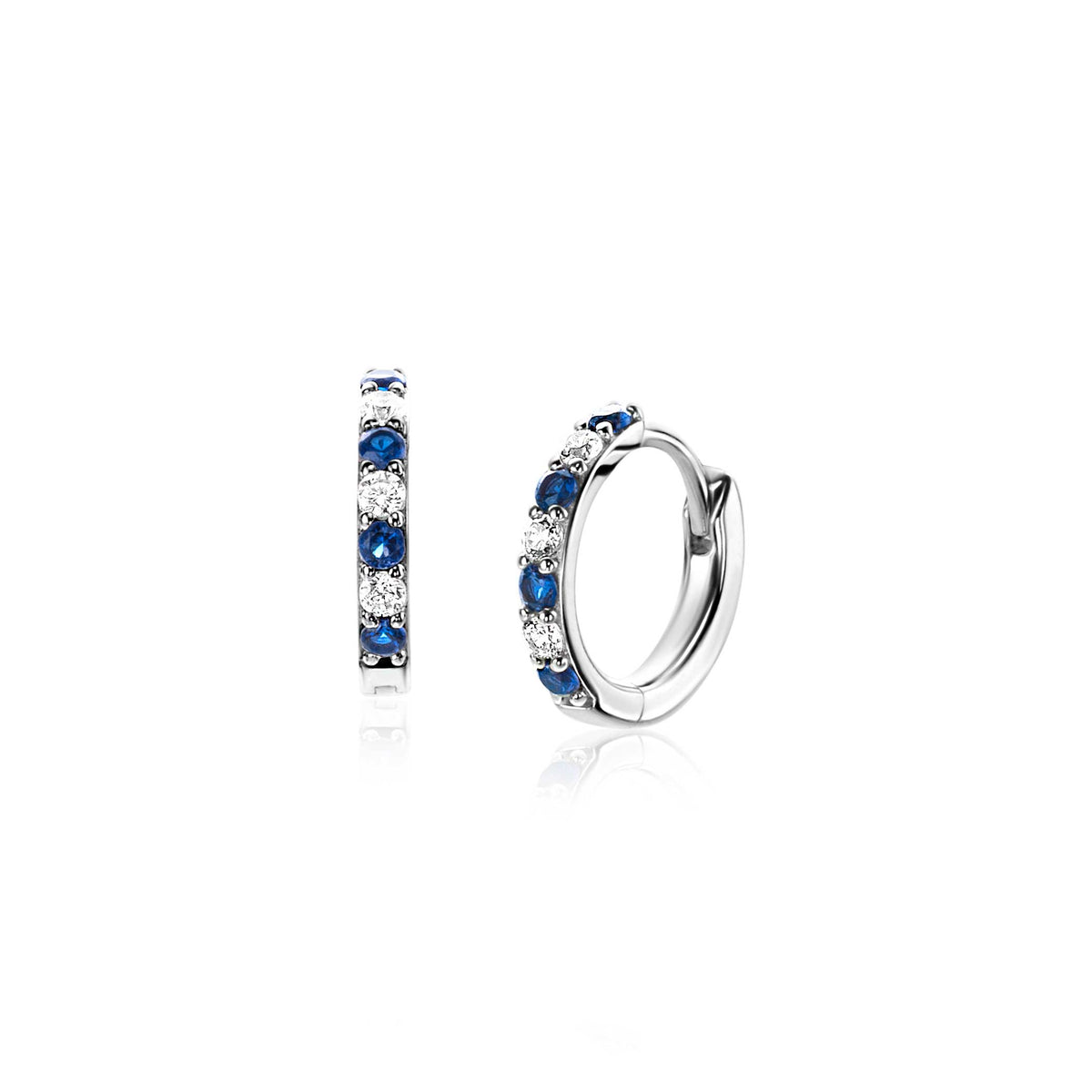 Orecchini alla creola in argento con pietre blu e cristalli trasparenti.