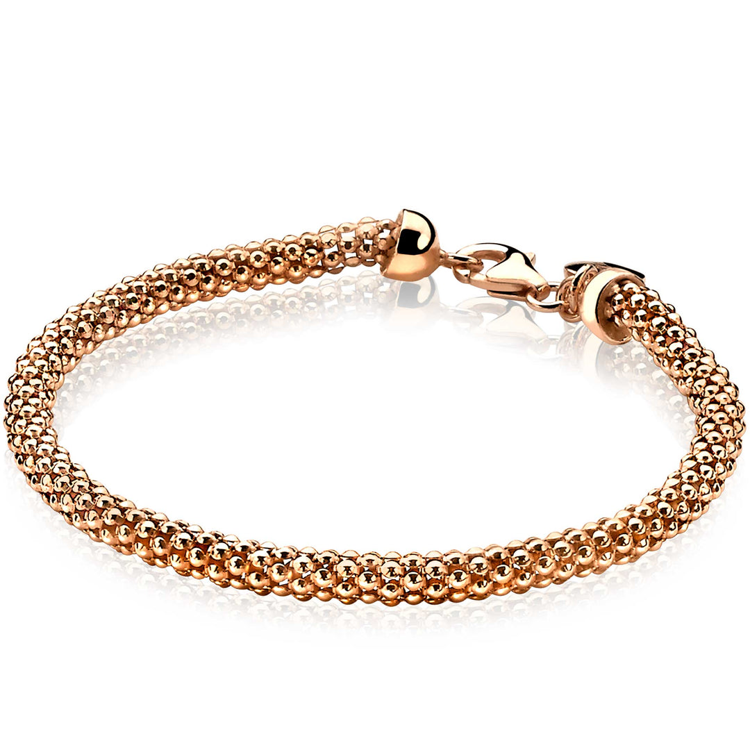 Een 19cm Zinzi Armband Gold Plated Zia1057 R heeft een gestructureerd, geweven ontwerp met roségouden kralen en een karabijnsluiting, weergegeven op een witte achtergrond. De reflecterende elegantie ervan kan wedijveren met die van de verfijnde ZINZI zilveren schakelarmband.