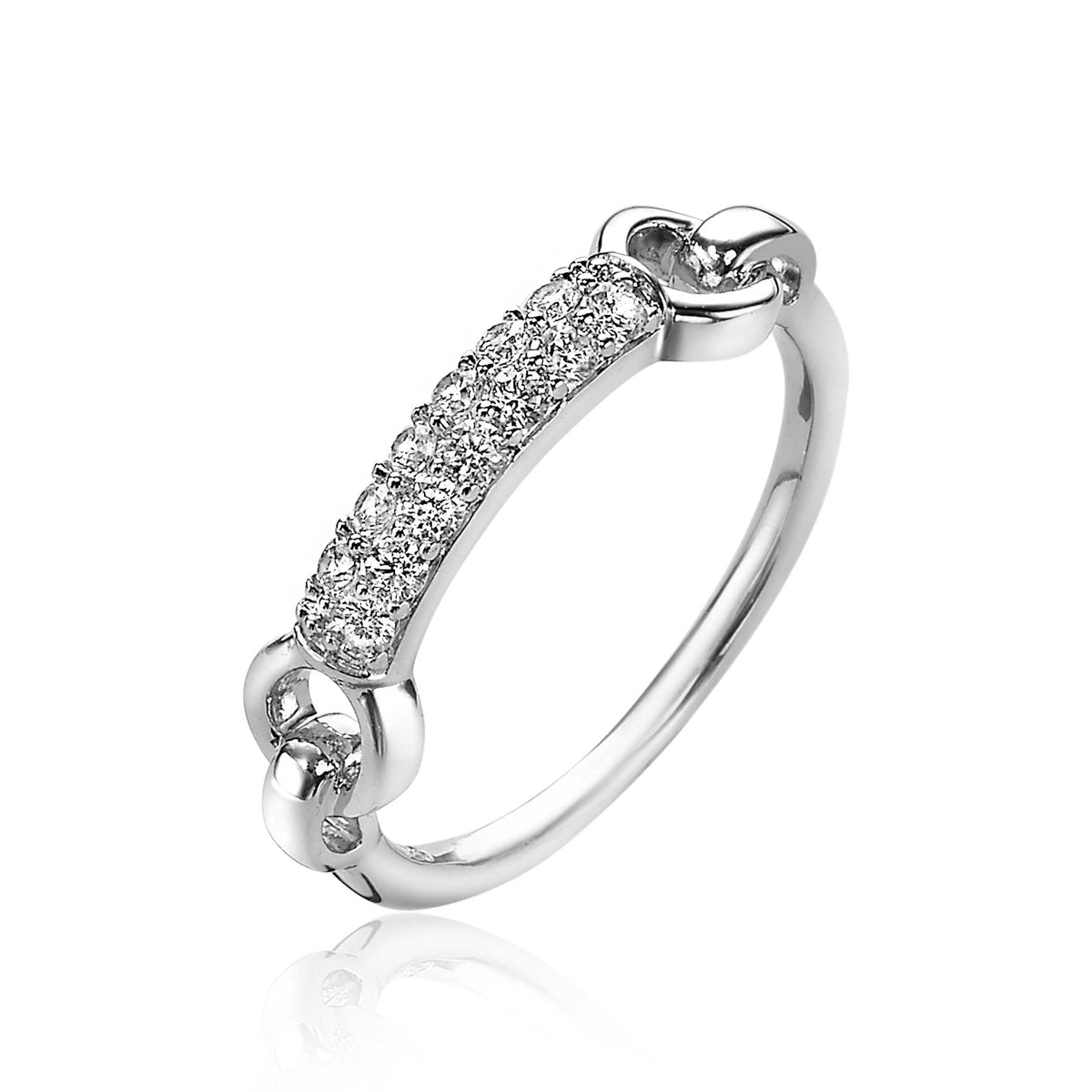 Anello in argento con zirconi, design semplice e dettagli lucidi.