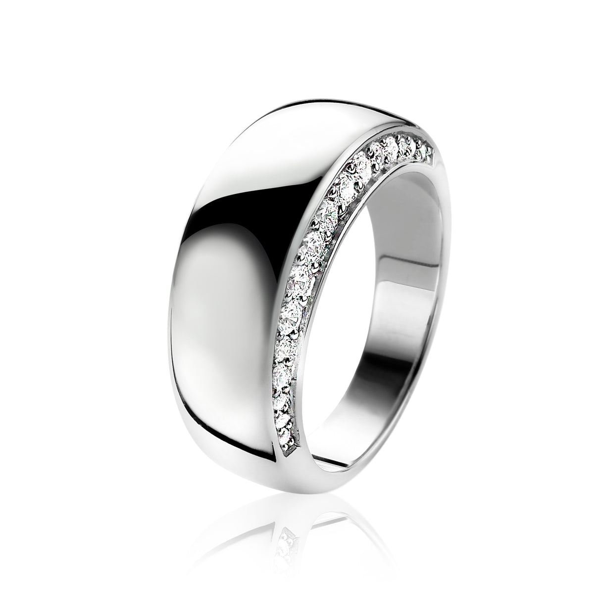 Anello in argento con una fila di zirconi lungo il bordo.