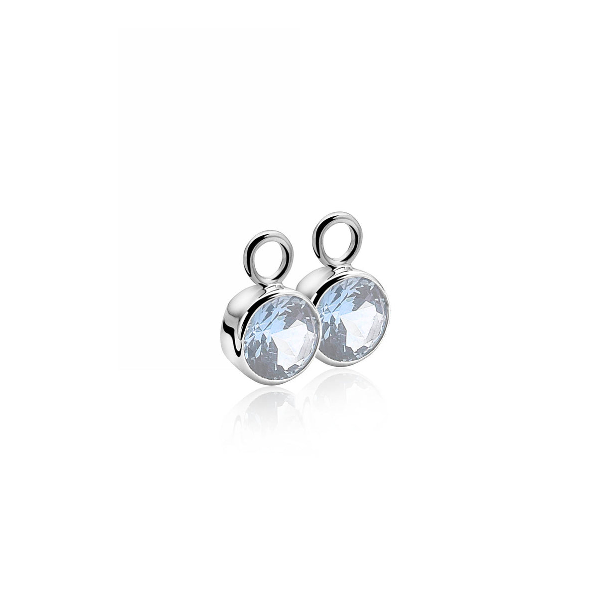 Orecchini in argento con pietre blu trasparenti.