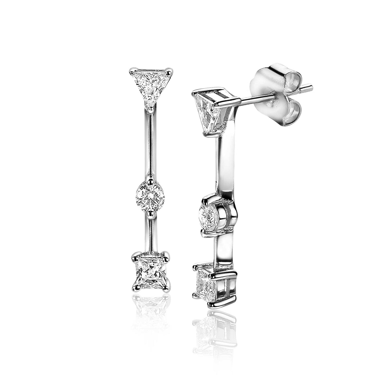 Orecchini in argento con tre pietre brillanti, design lungo e moderno.