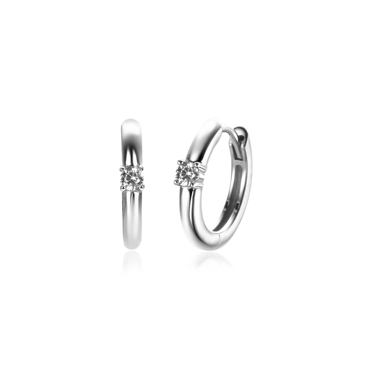 Orecchini in argento con zirconia, forma circolare e dettaglio brillante al centro.