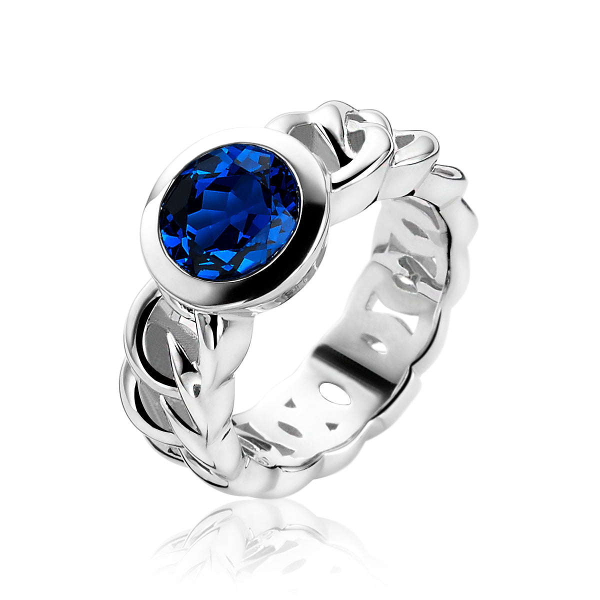 Anello in argento con pietra blu ovale e dettagli intrecciati.