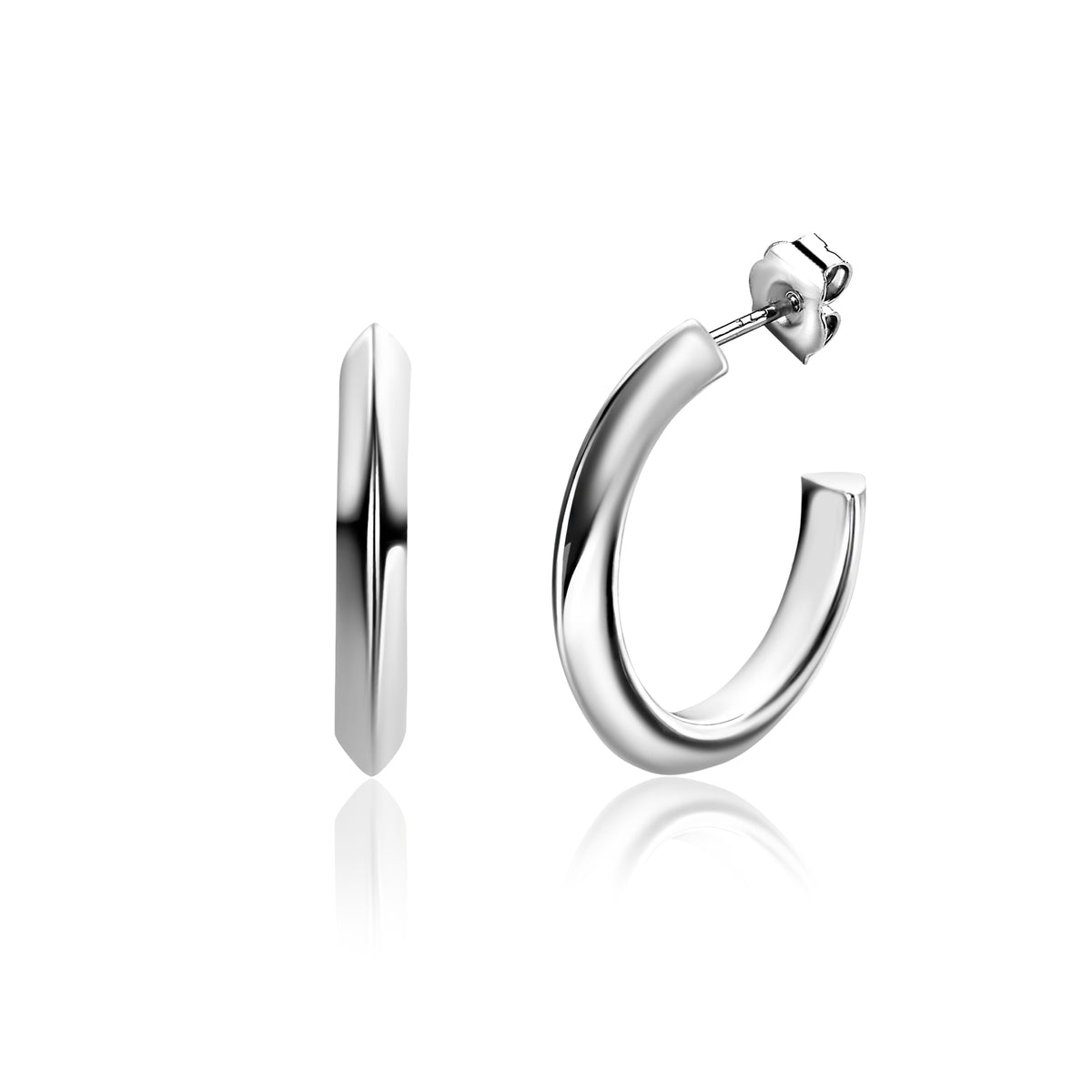 Orecchini in argento con forma ovale e finitura lucida.