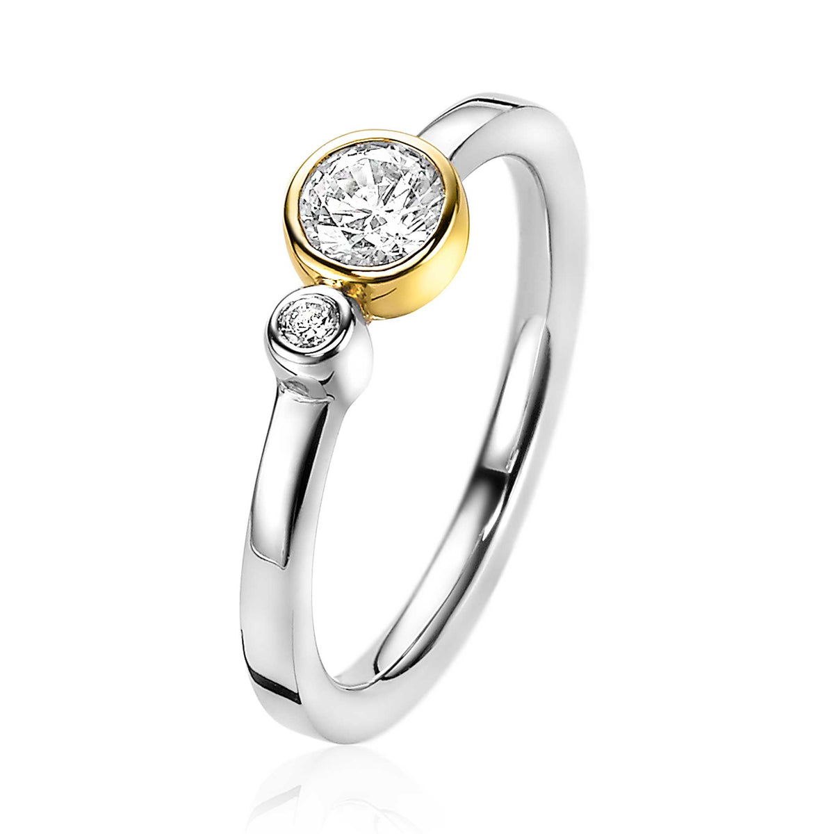 Anello in oro placcato con due zirconi, uno grande e uno piccolo, montati su una fascia argentata.