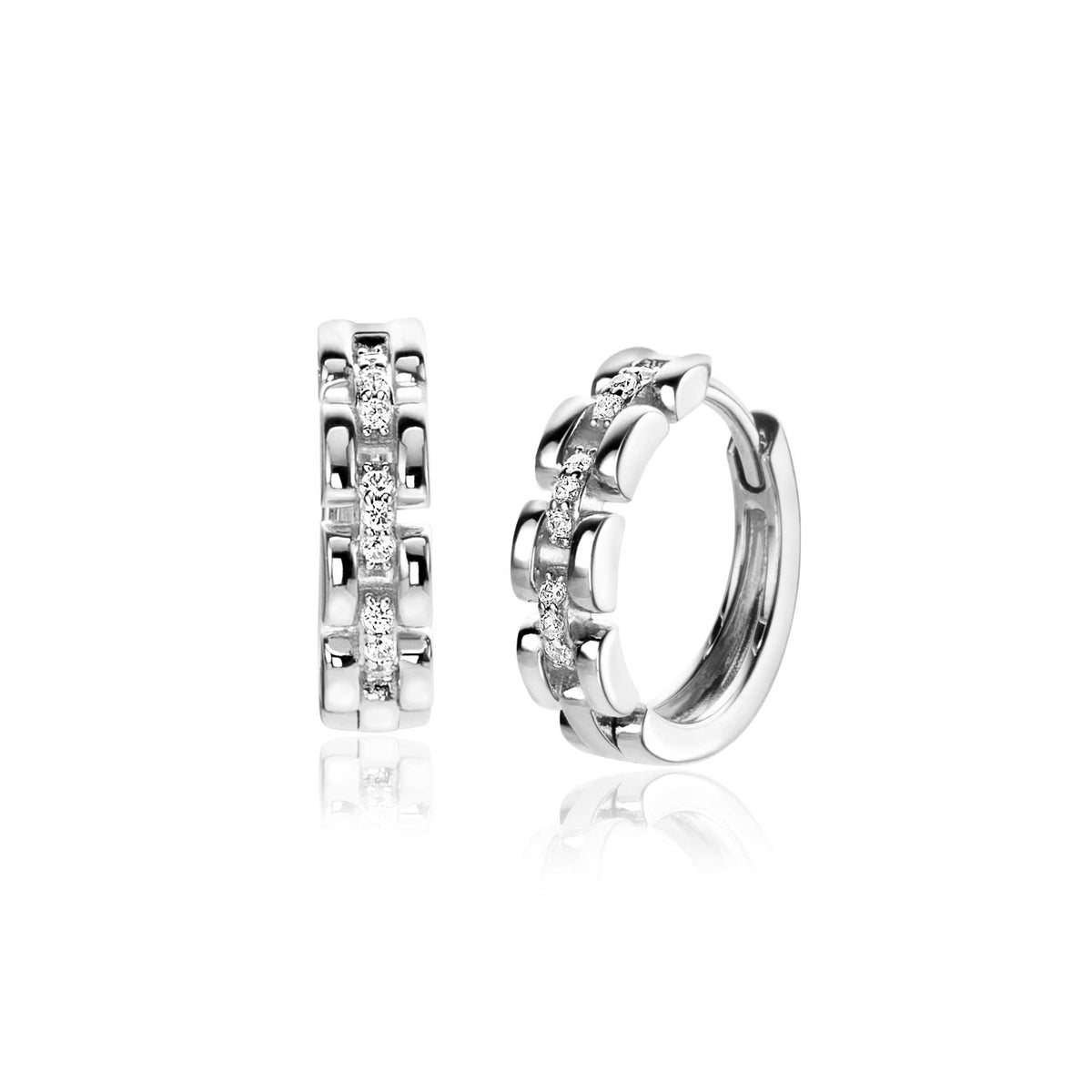 Orecchini in argento con dettagli in zirconia, forma a cerchio e design moderno.