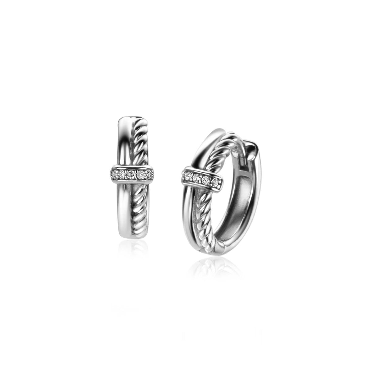 Orecchini in argento con design intrecciato e dettagli di zirconi.