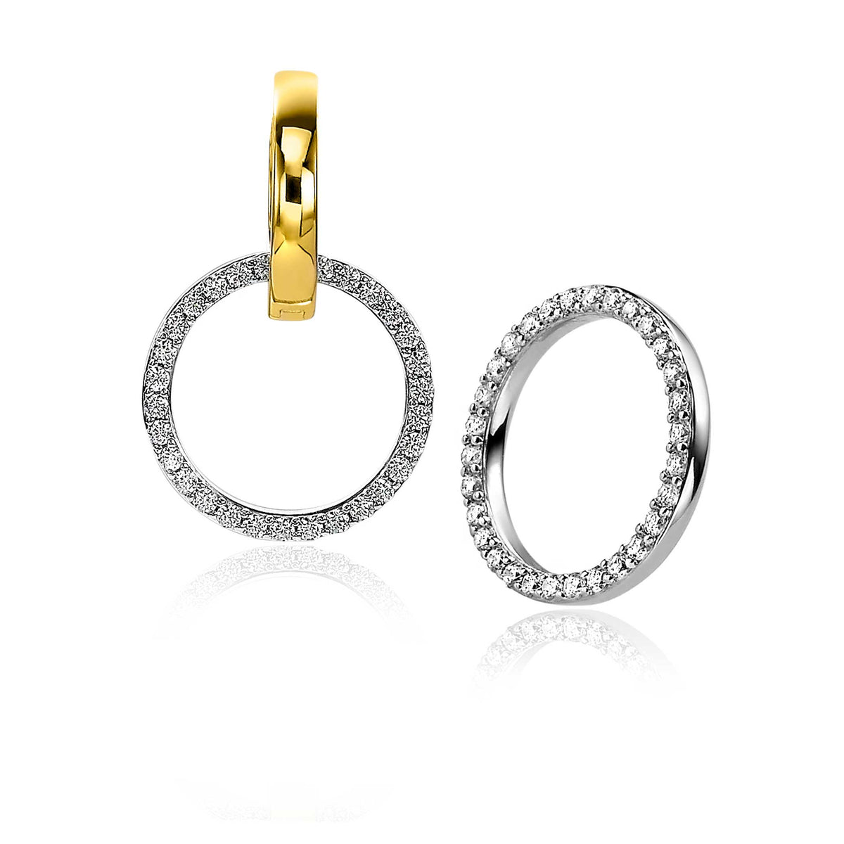 Orecchini in argento con cerchio decorato di zirconi e chiusura dorata.