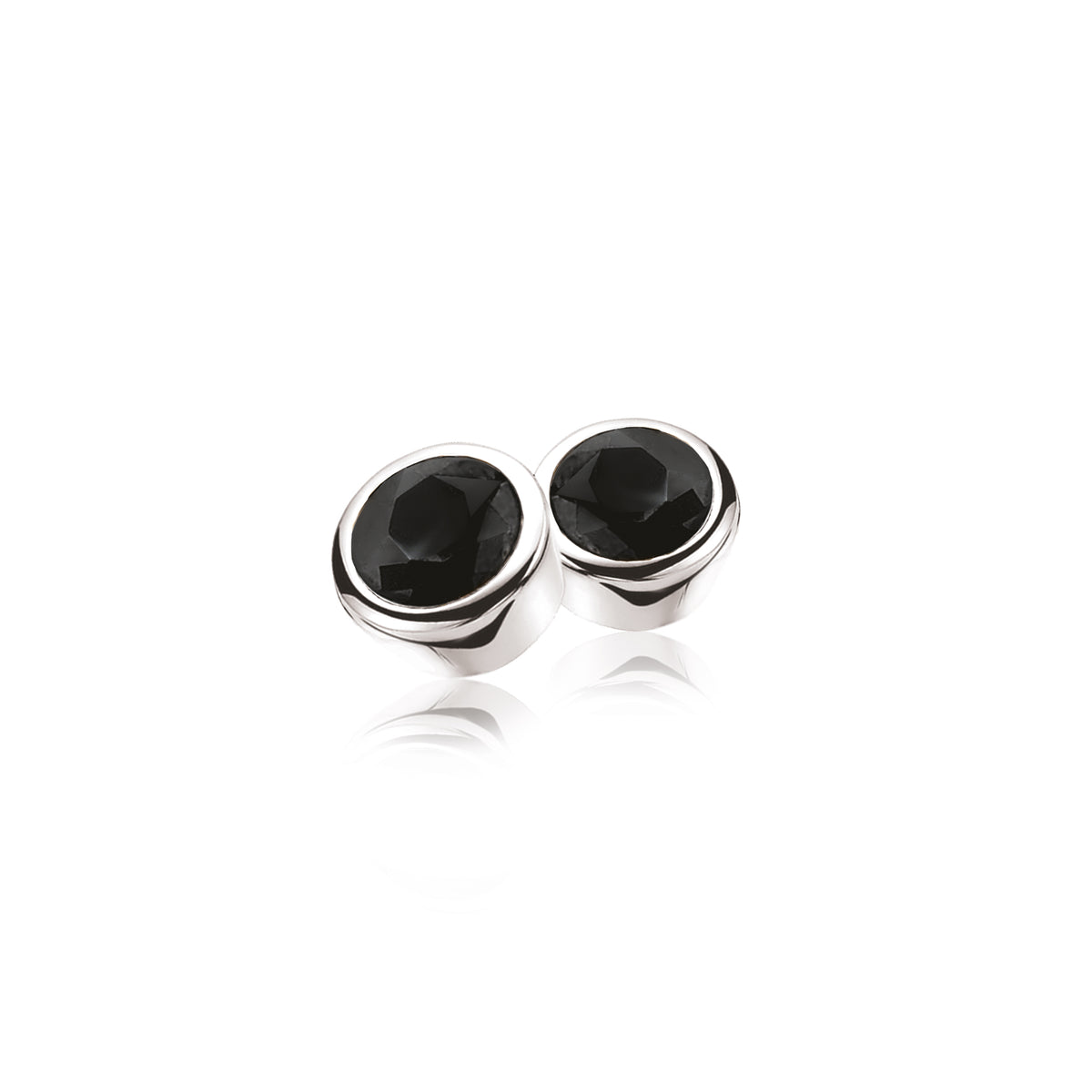 Orecchini in argento con pietra nera sfaccettata.