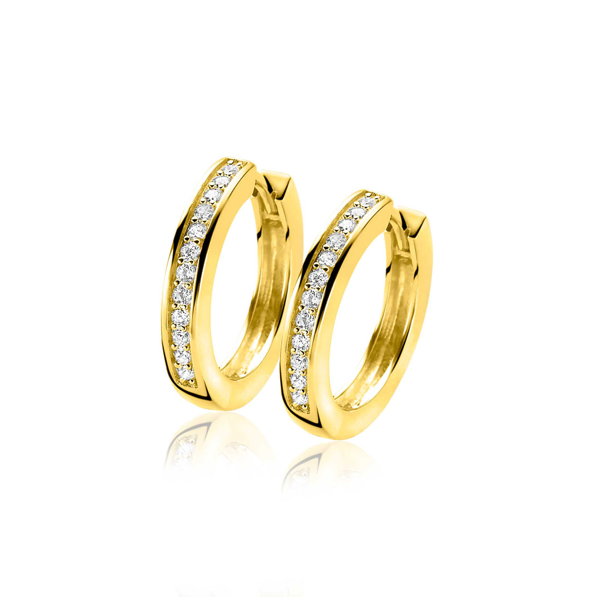Orecchini placcati oro con zirconi, forma a cerchio e finitura lucida.
