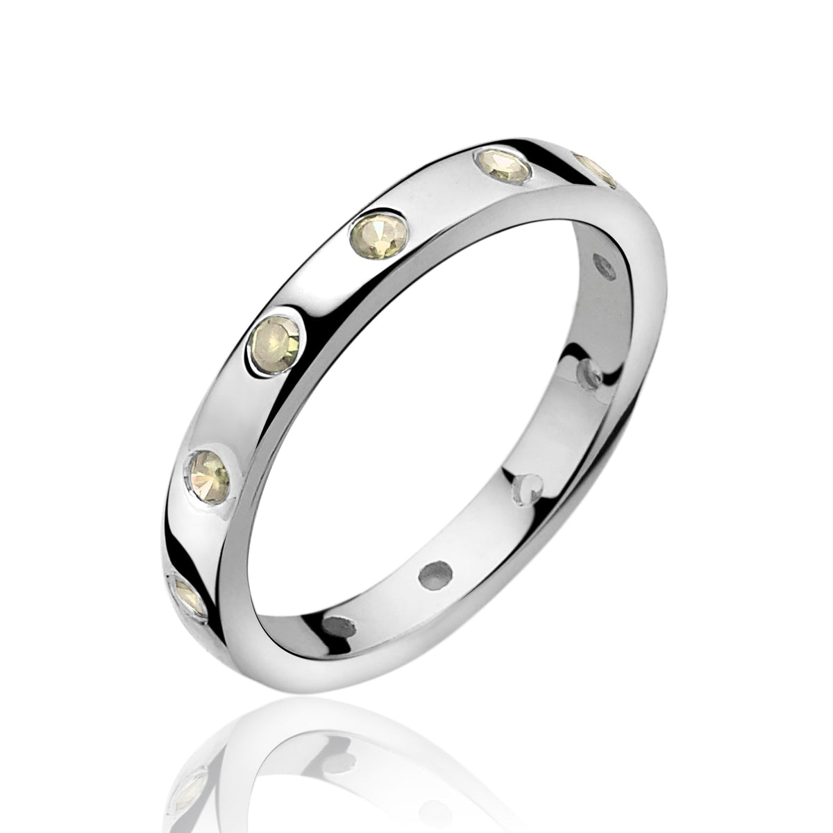 Anello in argento con zirconi trasparenti incastonati.