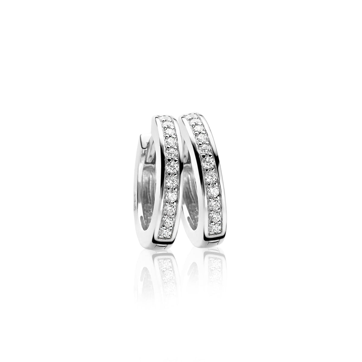 Orecchini in argento con zirconi, forma a cerchio e finitura lucida.