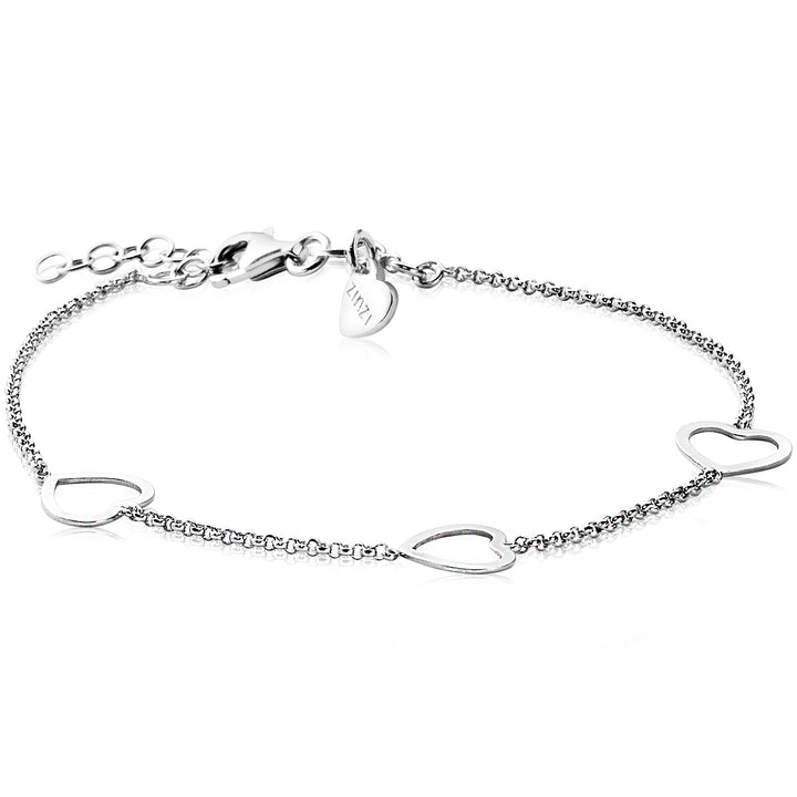 De Zinzi Armband Zilver Zia1188 is prachtig vervaardigd met een zilverkleurige afwerking. Het heeft drie gelijkmatig verdeelde open hartvormige bedels op een 17-20 cm lange ketting met fijne schakels, gecompleteerd door een karabijnsluiting en verstelbare verlenging.