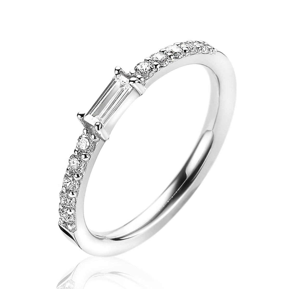 Anello in argento con zirconi, design sottile e dettagli brillanti.