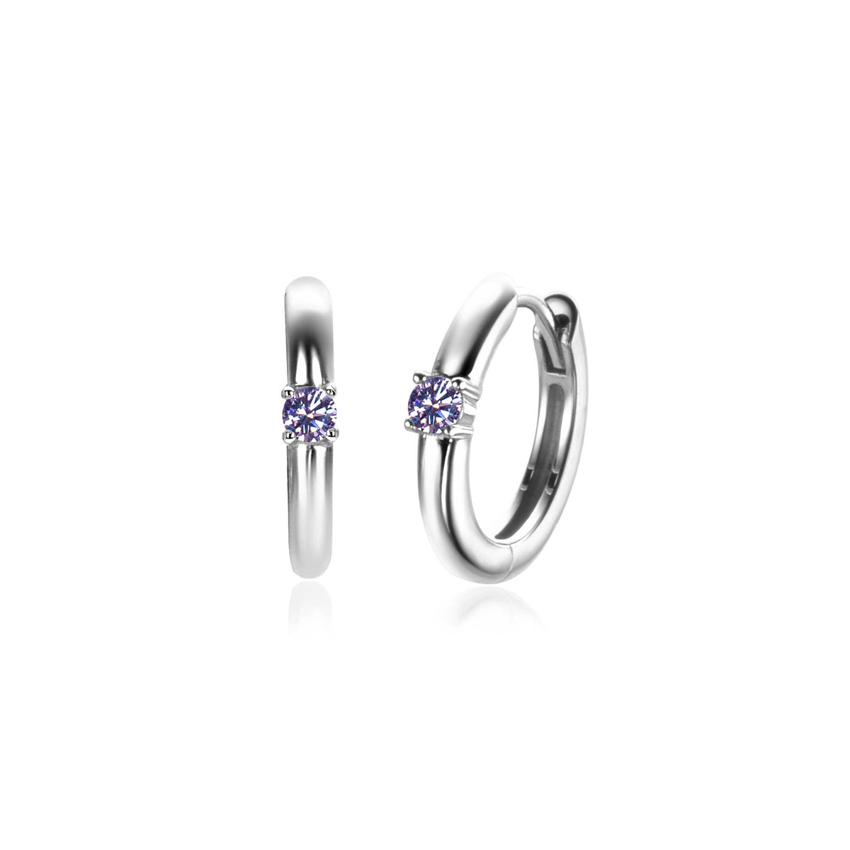 Orecchini in argento con zirconia blu, forma a cerchio e finitura lucida.