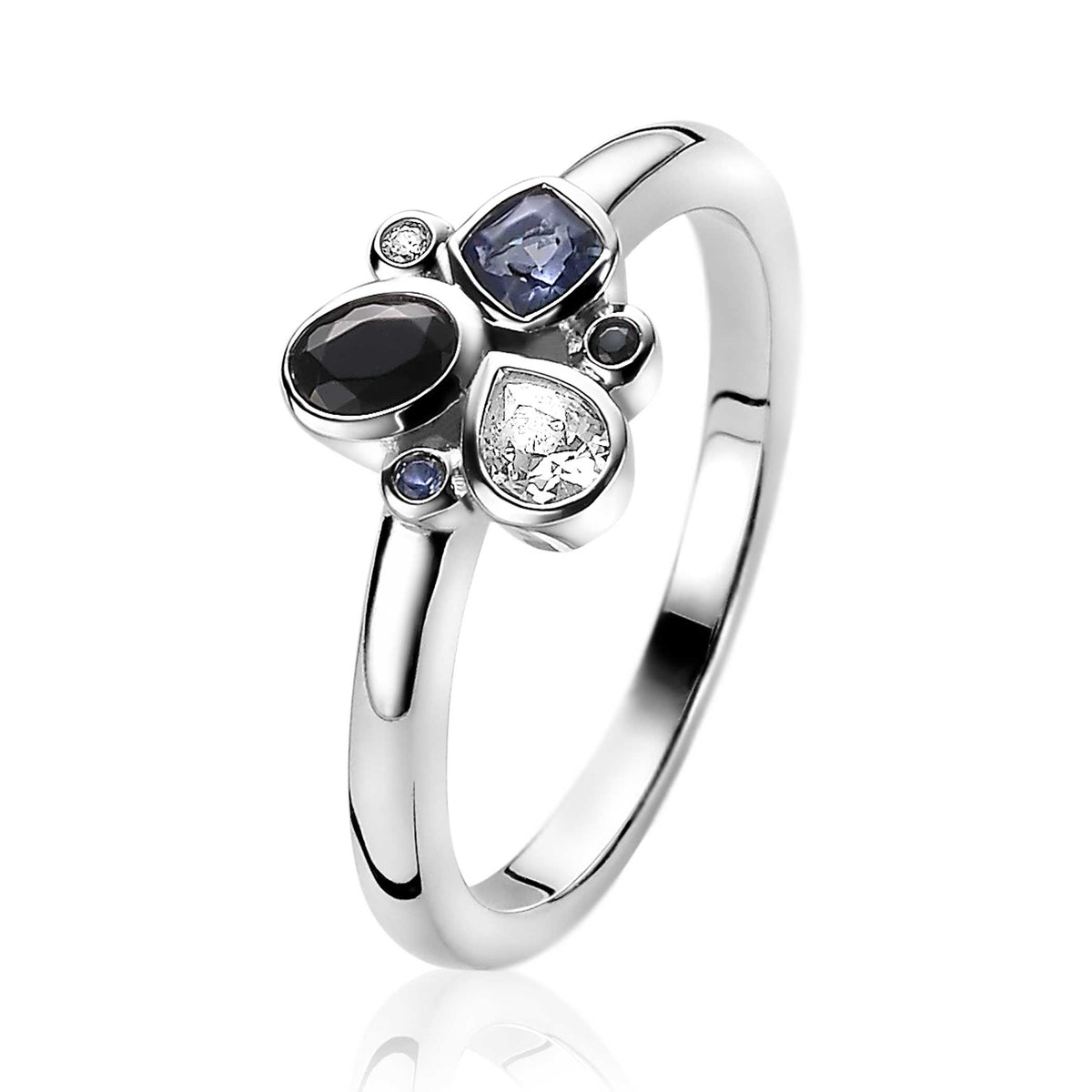 Anello in argento con tre pietre preziose, tra cui un diamante, un zaffiro e un onice.
