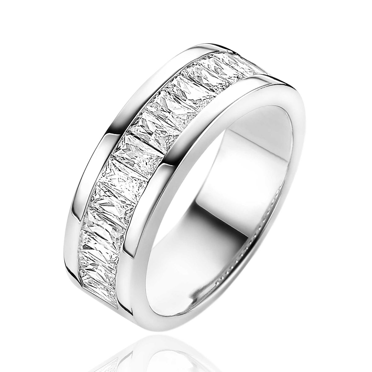 Anello in argento con dettagli in zirconia cubica, forma liscia e finitura lucida.