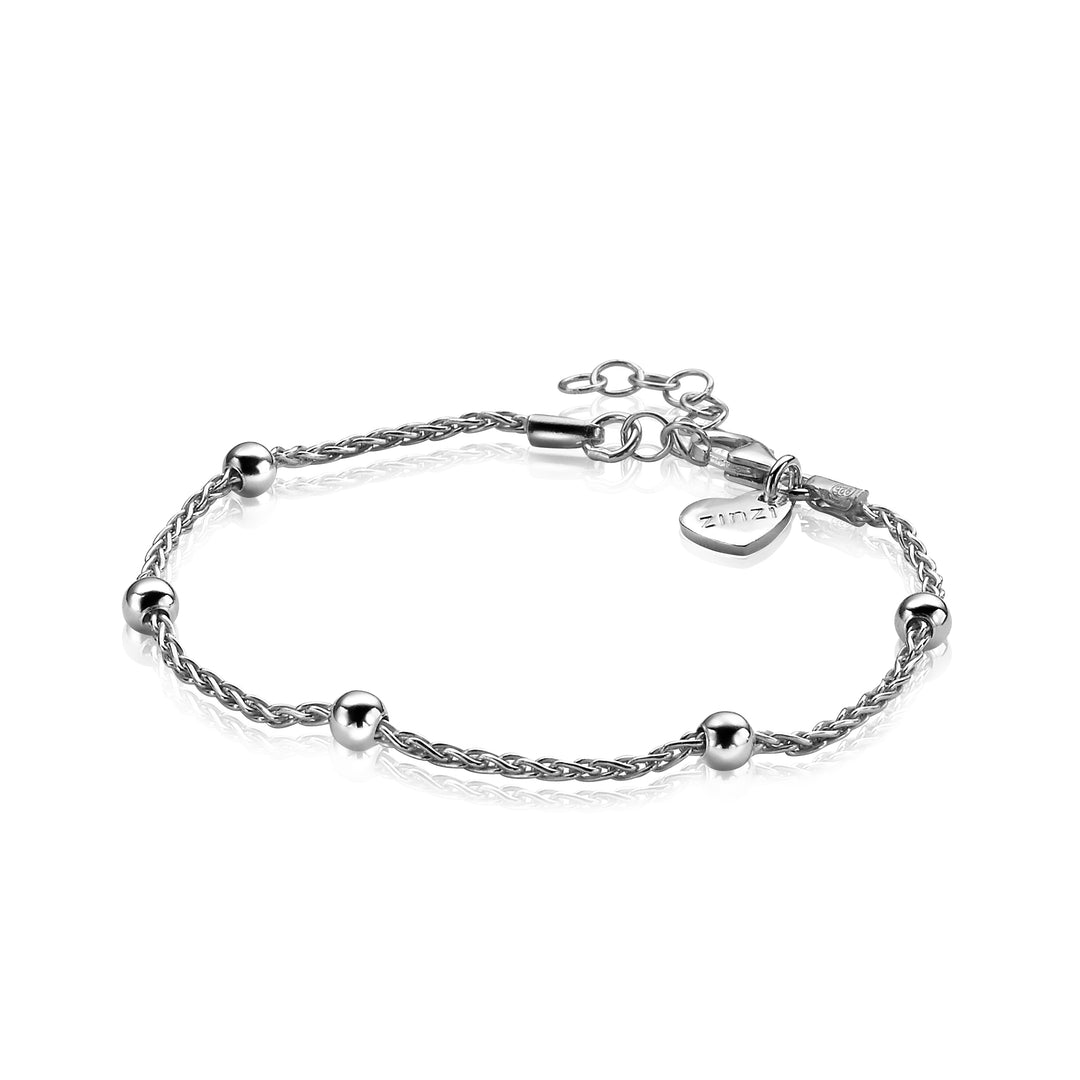 De Zinzi Armband Zilver Zia1128 is een delicate zilveren armband met een gedraaide ketting met kleine ronde kralen en een hartvormige bedel gegraveerd met Flovera bij de sluiting. Het heeft een verstelbare sluiting met extra lussen voor de maat.