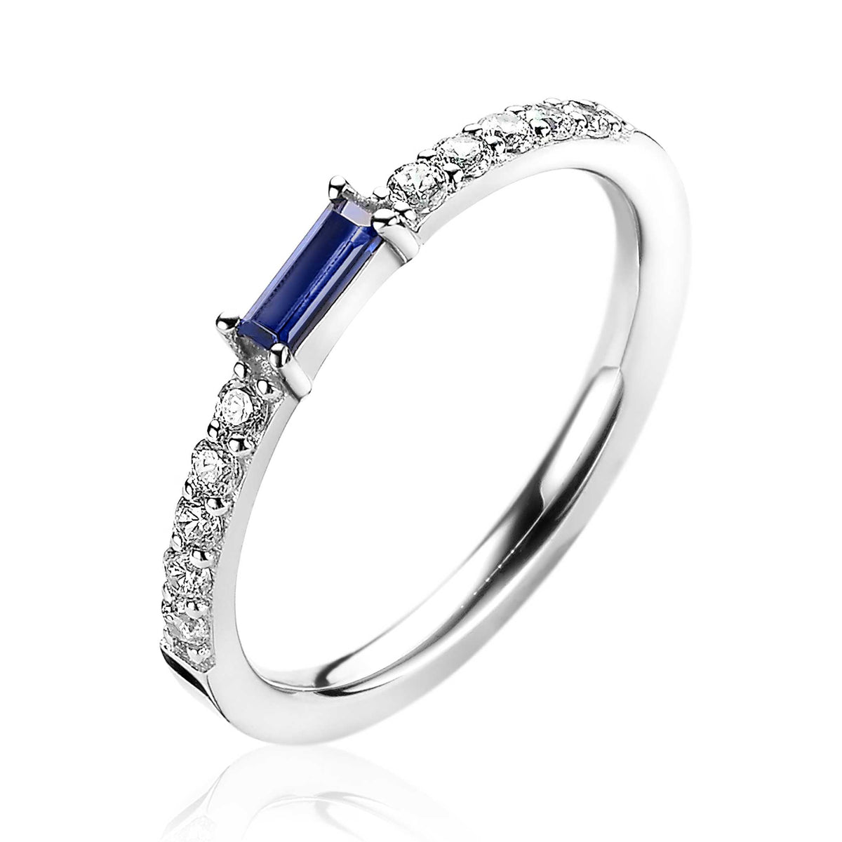 Anello in argento con zaffiro rettangolare e zirconia cubica.