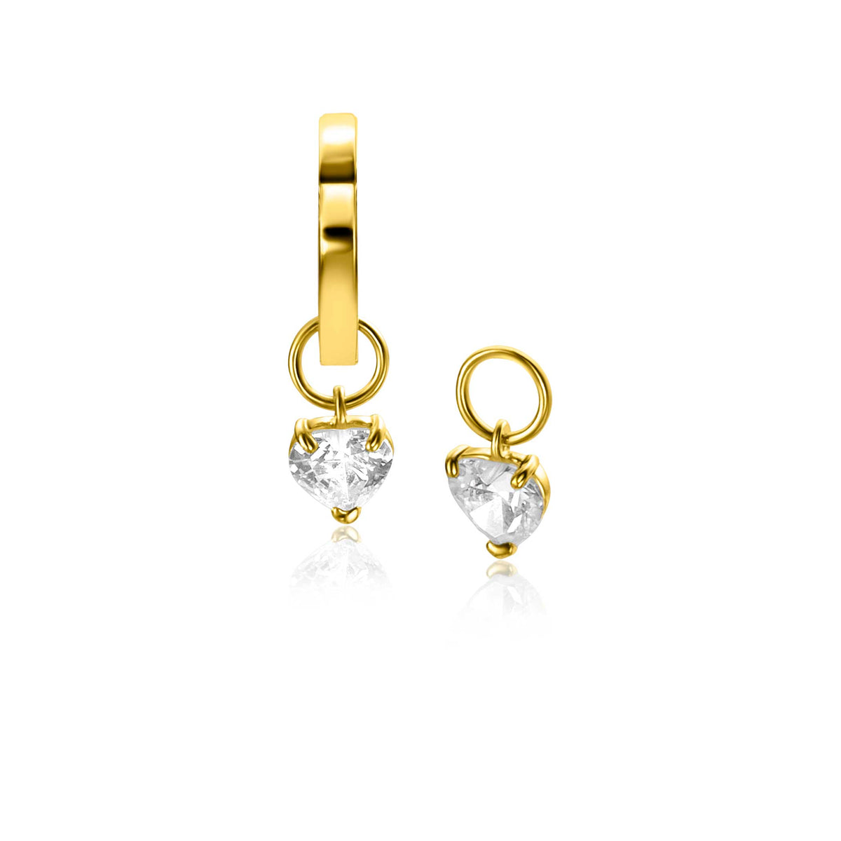 Orecchini in oro con pendenti a forma di cuore e pietre trasparenti.