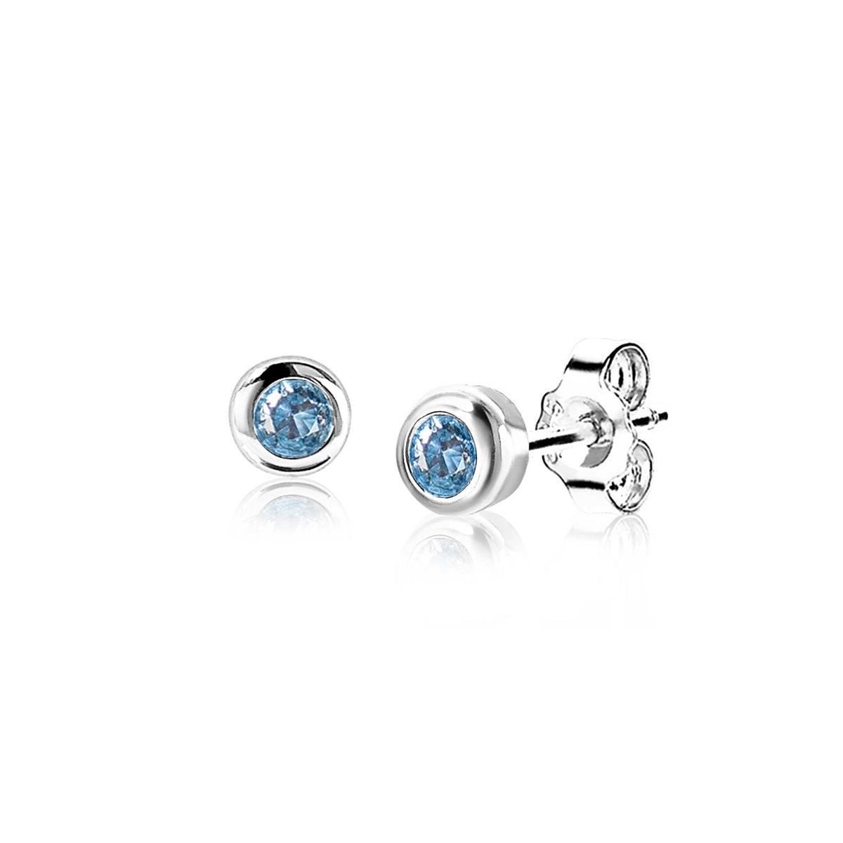 Orecchini in argento con pietra blu centrale.