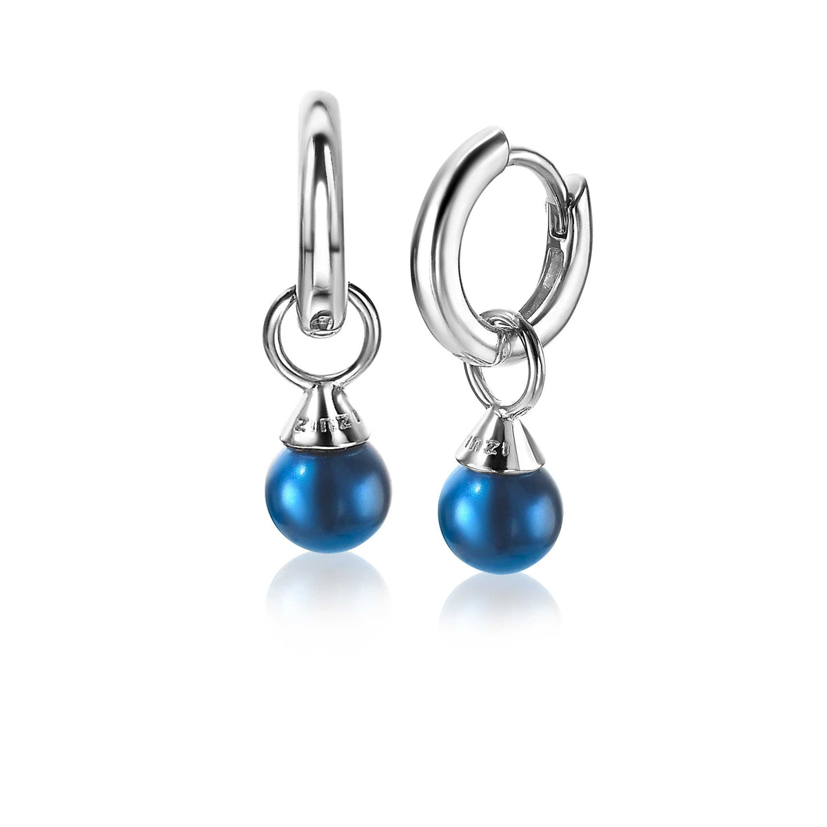 Orecchini in argento con perla blu pendente e chiusura a cerchio.