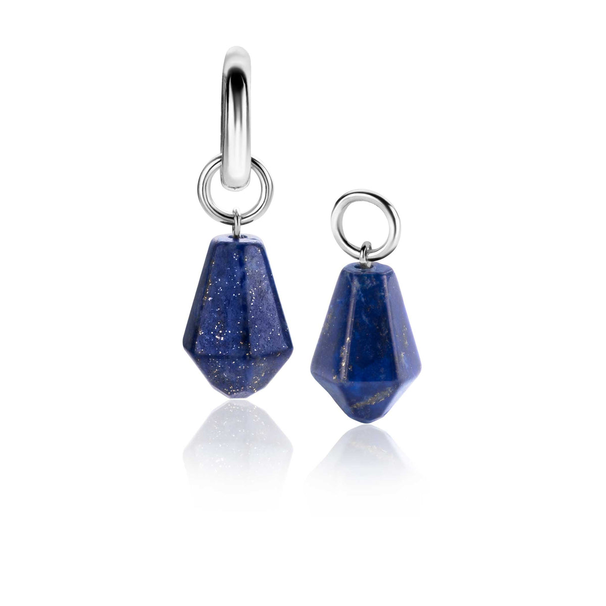 Orecchini pendenti in argento con pietre blu a forma di goccia.