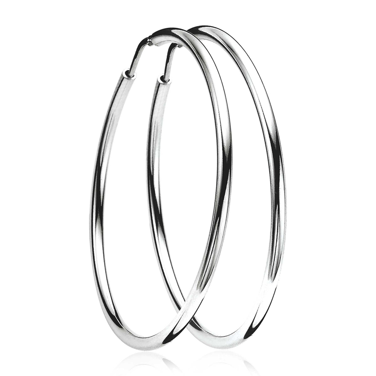 Orecchini alla creola in argento lucido con design semplice e linee eleganti.
