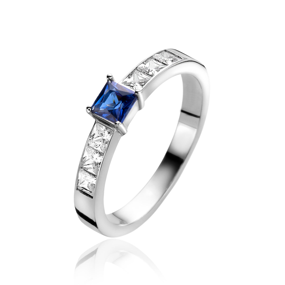 Anello in argento con zaffiro blu e pietre quadrate trasparenti.